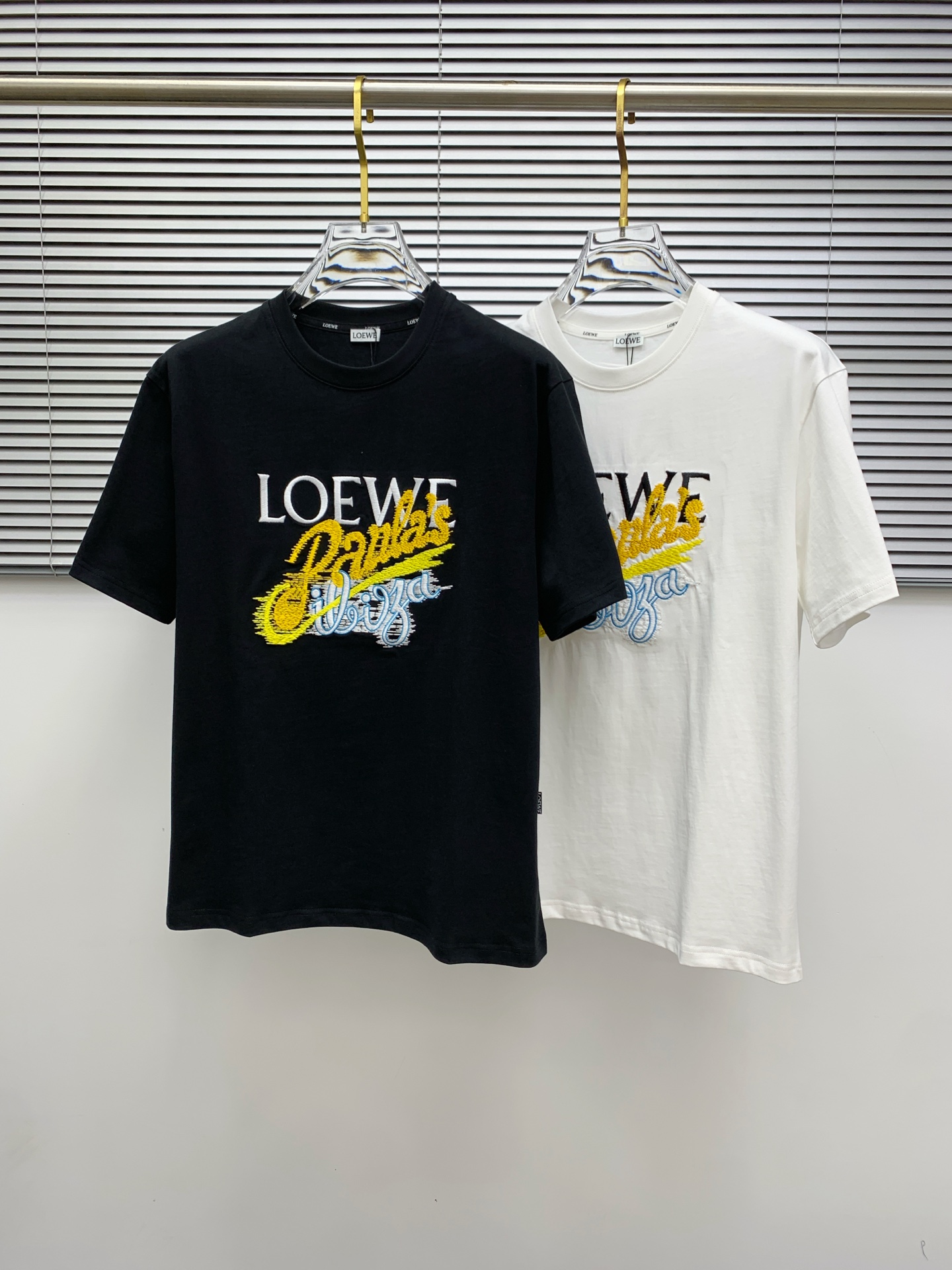 NO:482336,Luo Yiwei's new short-sleeved T-shirt in summer 2025, the personalized art series exclusively launched on the entire network. The versatile details are perfectly processed and pure cotton fabric is very exquisite. Original fabric. The same high-quality and comfortable hand feels very fashionable and personalized. A super versatile and beautiful style for men and women. The same color is black and white. The number of numbers M-3XL, loewe, T-shirt,tees, t-shirt,alexander wang19860909罗意威2025夏季新款短袖T恤,个性艺术系列全网独家首发 百搭款细节处理完美纯棉面料十分精致 原版面料 网红明星同款高版本 高品质手感非常舒服 时尚又个性 超级百搭好看的一款男女同款颜色黑、白 码数M-3XL,,loewe,T-shirt,tees，t-shirt,alexander wang,Men's clothing