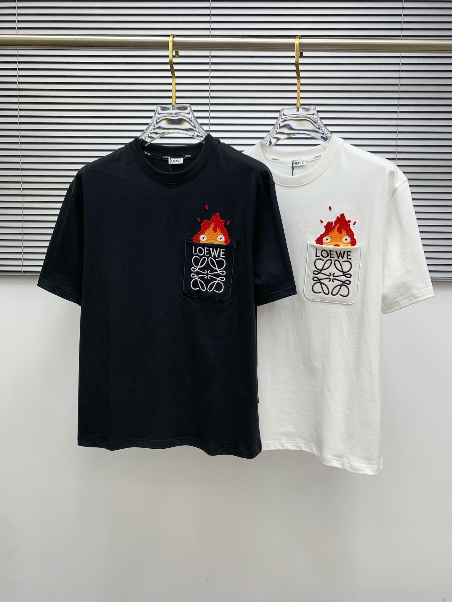 NO:482370,Luo Yiwei's new short-sleeved T-shirt in summer 2025, the personalized art series exclusively launched on the entire network. The versatile details are perfectly processed and pure cotton fabric is very exquisite. Original fabric. The same high-quality and comfortable hand feels very fashionable and personalized. A super versatile and beautiful style for men and women. The same color is black and white. The number of numbers M-3XL, loewe, T-shirt,tees, t-shirt,alexander wang19860909罗意威2025夏季新款短袖T恤,个性艺术系列全网独家首发 百搭款细节处理完美纯棉面料十分精致 原版面料 网红明星同款高版本 高品质手感非常舒服 时尚又个性 超级百搭好看的一款男女同款颜色黑、白 码数M-3XL,,loewe,T-shirt,tees，t-shirt,alexander wang,Men's clothing