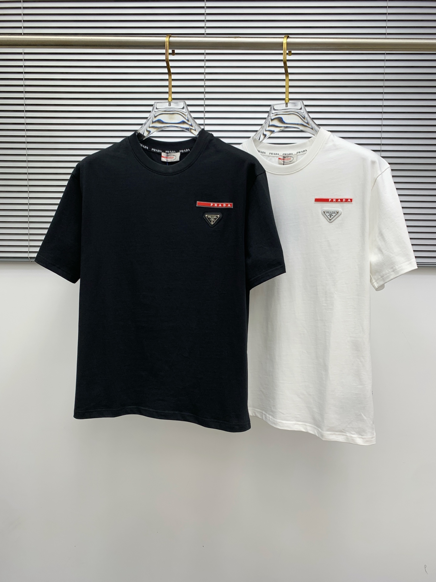 NO:445734,Prada's new short-sleeved T-shirt for summer 2025, the personalized art series exclusively launched on the entire network. The versatile details are perfectly processed and pure cotton fabric is very exquisite. Original fabric. The same high-quality and comfortable hand feels very fashionable and personalized. A super versatile and beautiful style for men and women. The same color is black and white. The number of numbers M-3XL, prada, T-shirt,tees, t-shirt,alexander wang19860909普拉达2025夏季新款短袖T恤,个性艺术系列全网独家首发 百搭款细节处理完美纯棉面料十分精致 原版面料 网红明星同款高版本 高品质手感非常舒服 时尚又个性 超级百搭好看的一款男女同款颜色黑、白 码数M-3XL,,prada,T-shirt,tees，t-shirt,alexander wang,Men's clothing