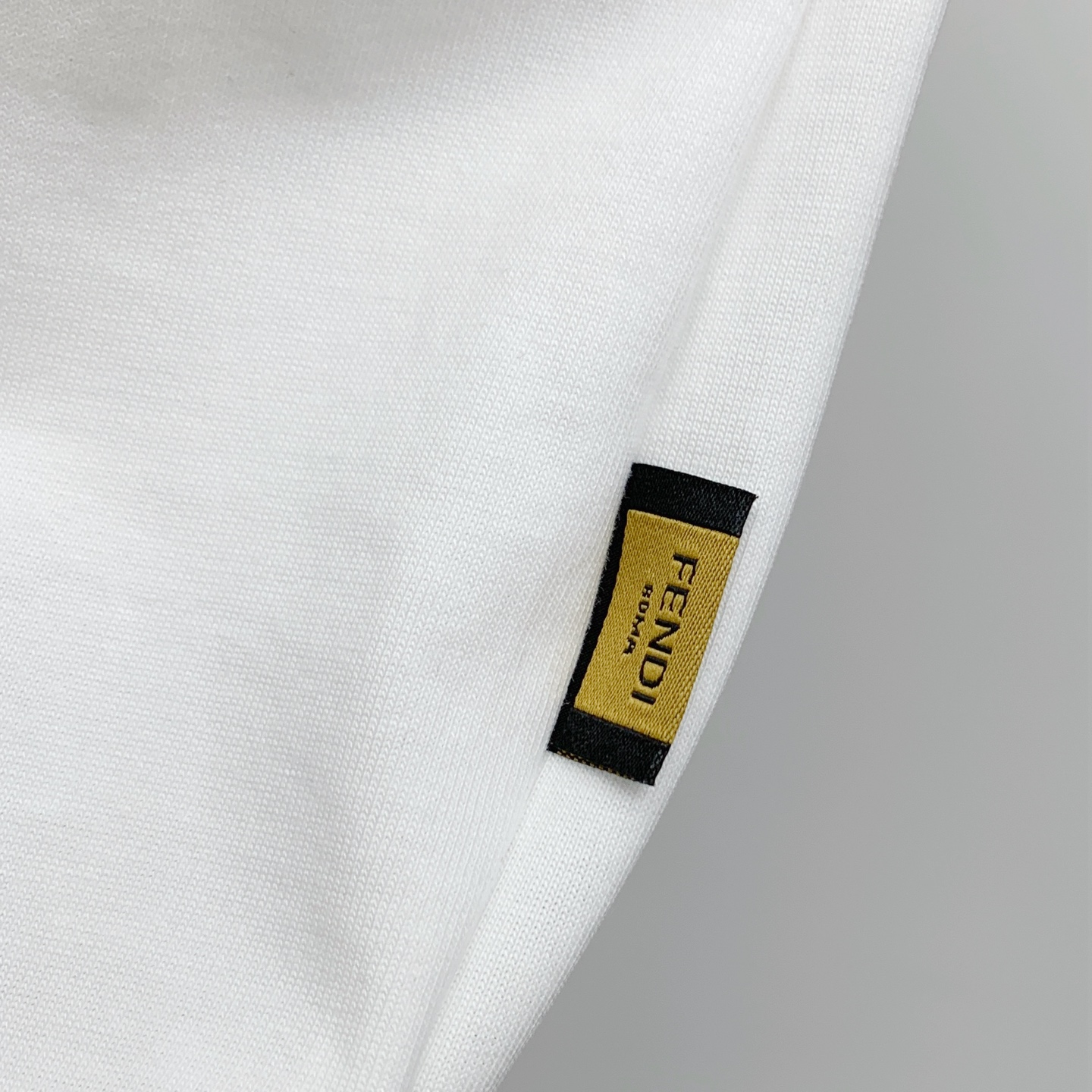 P芬迪2025夏季新款短袖T恤，个性艺术系列全网独家首发 百搭款细节处理完美纯棉面料十分精致 原版面料 