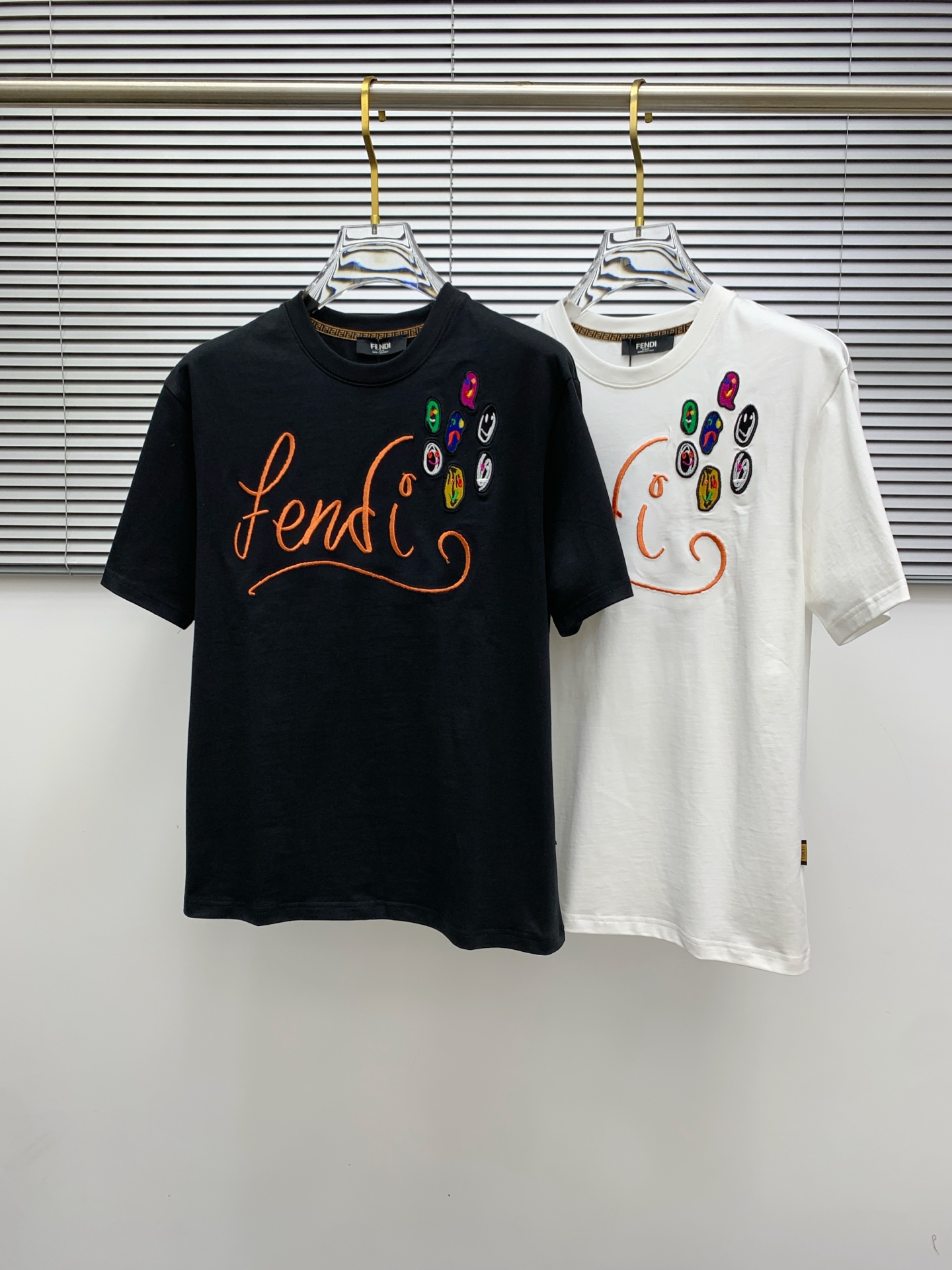 NO:482363,Fendi 2025 summer new short-sleeved T-shirt, the personalized art series exclusively released on the entire network. The versatile details are perfectly processed and pure cotton fabric is very exquisite. Original fabric. The same high-quality and comfortable hand feels very fashionable and personalized. A super versatile and beautiful style for men and women. The same color is black and white. M-3XL, fendi, T-shirt,tees, t-shirt,alexander wang19860909芬迪2025夏季新款短袖T恤,个性艺术系列全网独家首发 百搭款细节处理完美纯棉面料十分精致 原版面料 网红明星同款高版本 高品质手感非常舒服 时尚又个性 超级百搭好看的一款男女同款颜色黑、白 码数M-3XL,,fendi,T-shirt,tees，t-shirt,alexander wang,Men's clothing