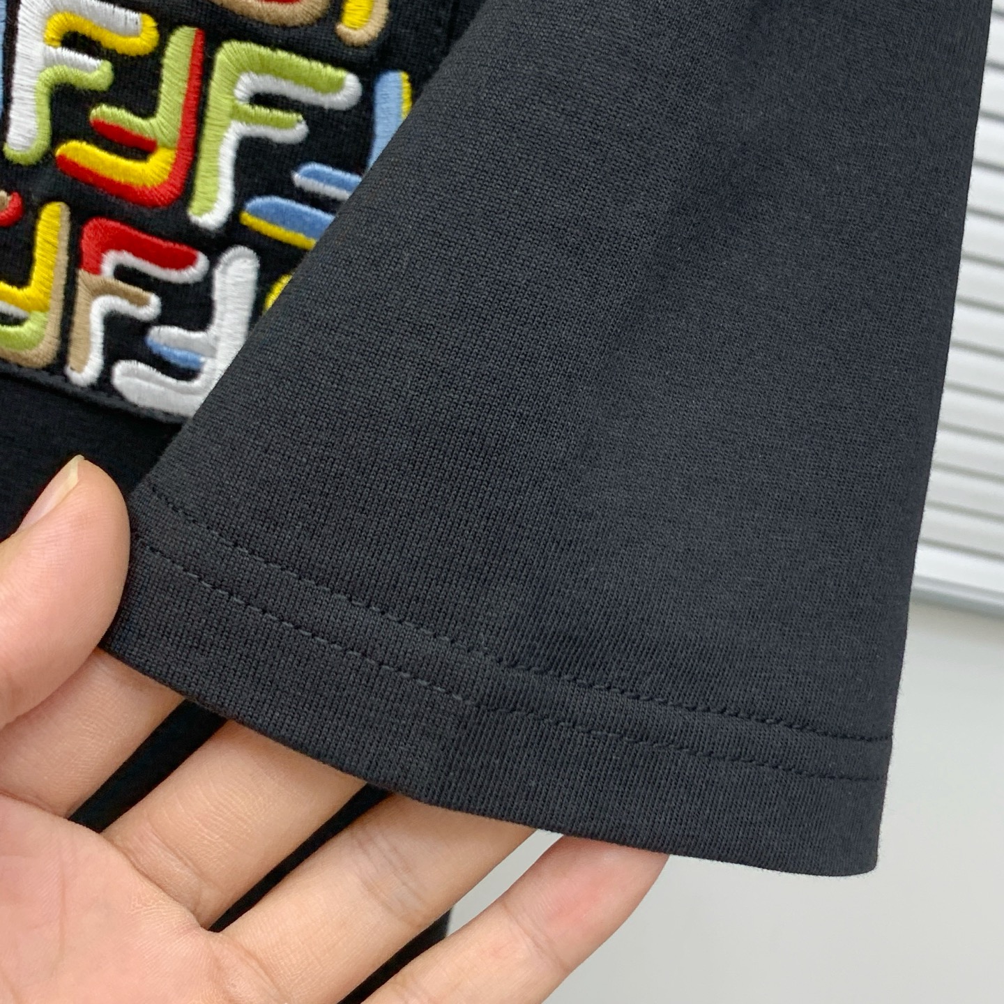 P芬迪2025夏季新款短袖T恤，个性艺术系列全网独家首发 百搭款细节处理完美纯棉面料十分精致 原版面料 