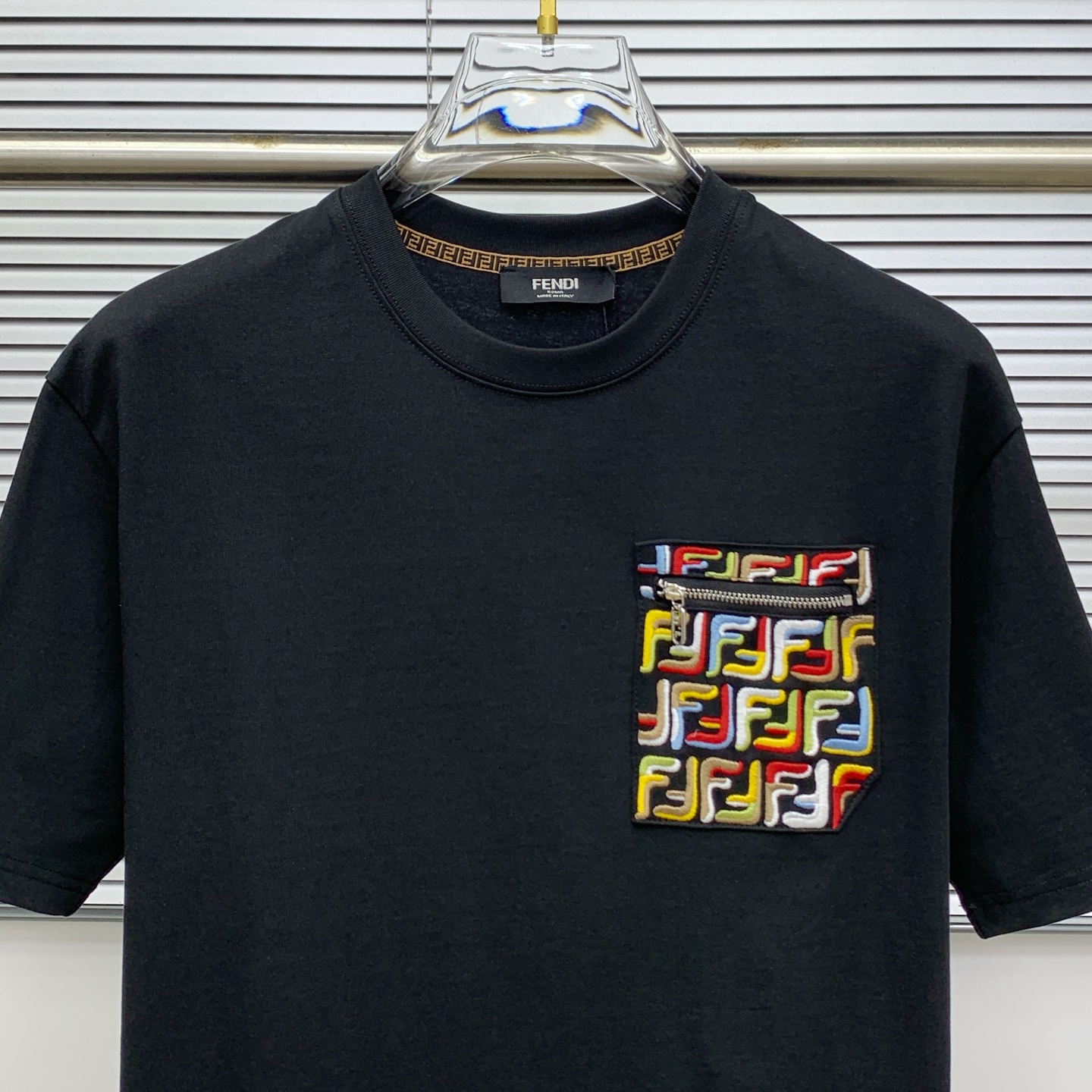 P芬迪2025夏季新款短袖T恤，个性艺术系列全网独家首发 百搭款细节处理完美纯棉面料十分精致 原版面料 