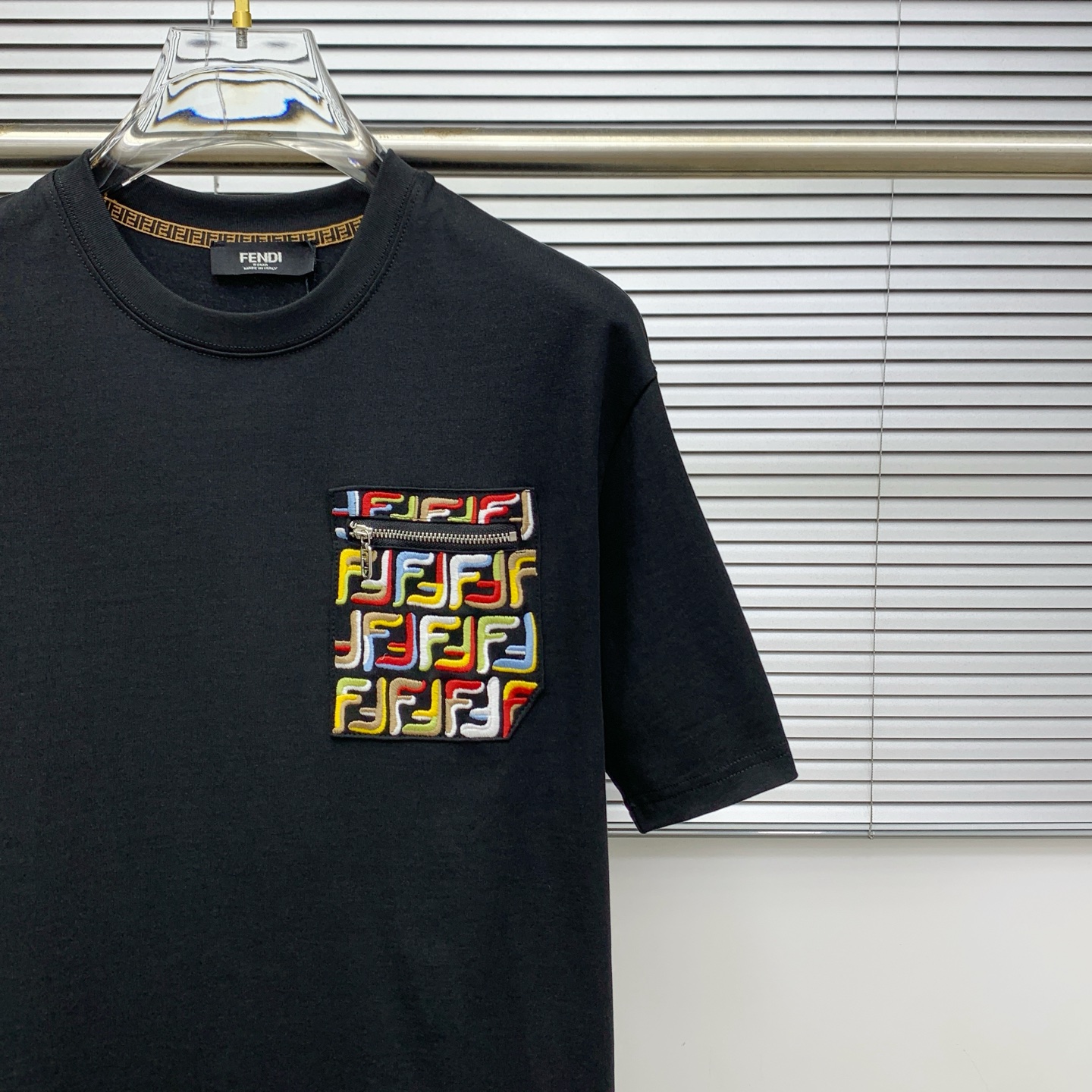 P芬迪2025夏季新款短袖T恤，个性艺术系列全网独家首发 百搭款细节处理完美纯棉面料十分精致 原版面料 