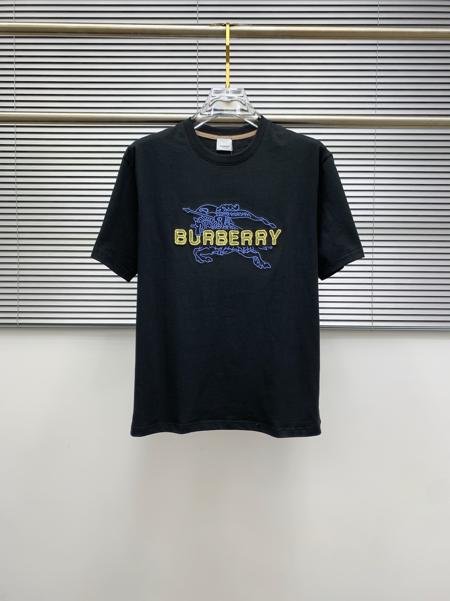 NO:482355,Burberry's new short-sleeved T-shirt in summer 2025, the personalized art series exclusively released on the entire network. The versatile details are perfectly processed and pure cotton fabric is very exquisite. Original fabric. The same high-quality and comfortable hand feels very fashionable and personalized. A super versatile and beautiful style for men and women. The same color is black and white. M-3XL, burberry, T-shirt,tees, t-shirt,alexander wang19860909巴宝莉2025夏季新款短袖T恤,个性艺术系列全网独家首发 百搭款细节处理完美纯棉面料十分精致 原版面料 网红明星同款高版本 高品质手感非常舒服 时尚又个性 超级百搭好看的一款男女同款颜色黑、白 码数M-3XL,,burberry,T-shirt,tees，t-shirt,alexander wang,Men's clothing