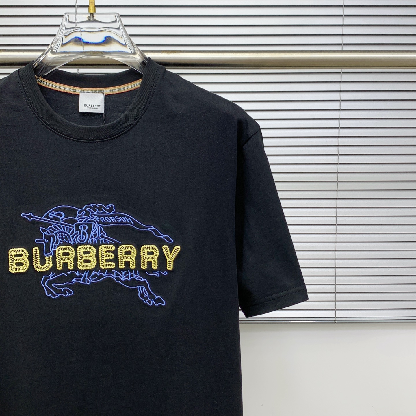 P巴宝莉2025夏季新款短袖T恤，个性艺术系列全网独家首发 百搭款细节处理完美纯棉面料十分精致 原版面料