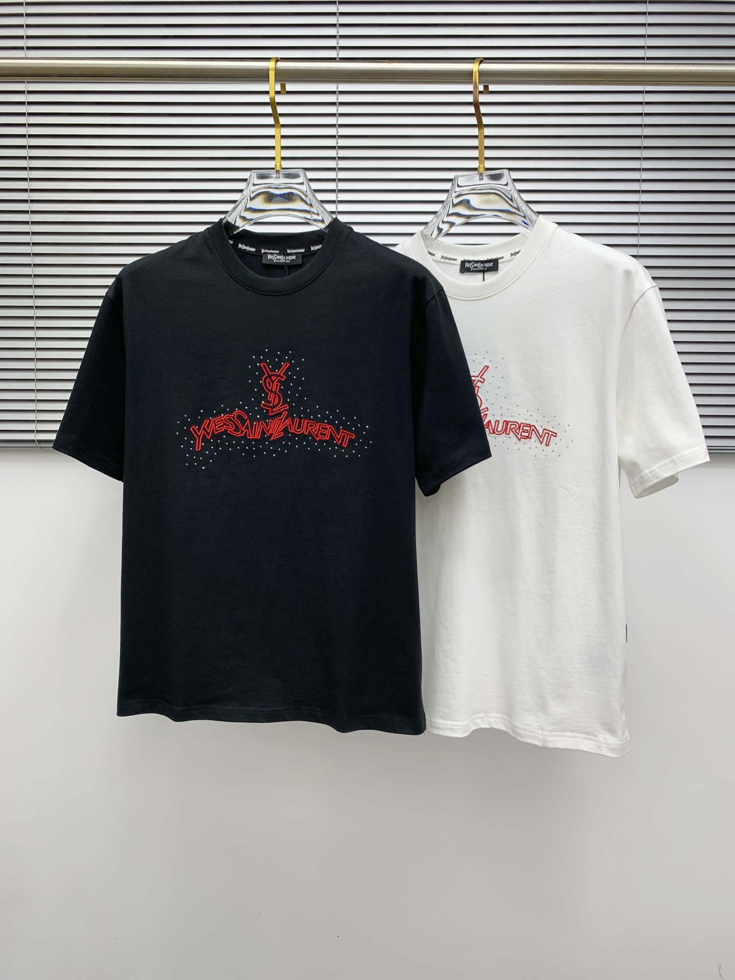 NO:482351,Saint Laurent's new short-sleeved T-shirt for summer 2025, the personalized art series exclusively released on the entire network. The versatile details are perfectly processed and pure cotton fabric is very exquisite. Original fabric. The same high-quality and comfortable hand feels very fashionable and personalized. A super versatile and beautiful style for men and women. The same color is black and white. The number of numbers M-3XL, saint laurent, T-shirt,tees, t-shirt,alexander wang19860909圣罗兰2025夏季新款短袖T恤,个性艺术系列全网独家首发 百搭款细节处理完美纯棉面料十分精致 原版面料 网红明星同款高版本 高品质手感非常舒服 时尚又个性 超级百搭好看的一款男女同款颜色黑、白 码数M-3XL,,saint laurent,T-shirt,tees，t-shirt,alexander wang,Men's clothing