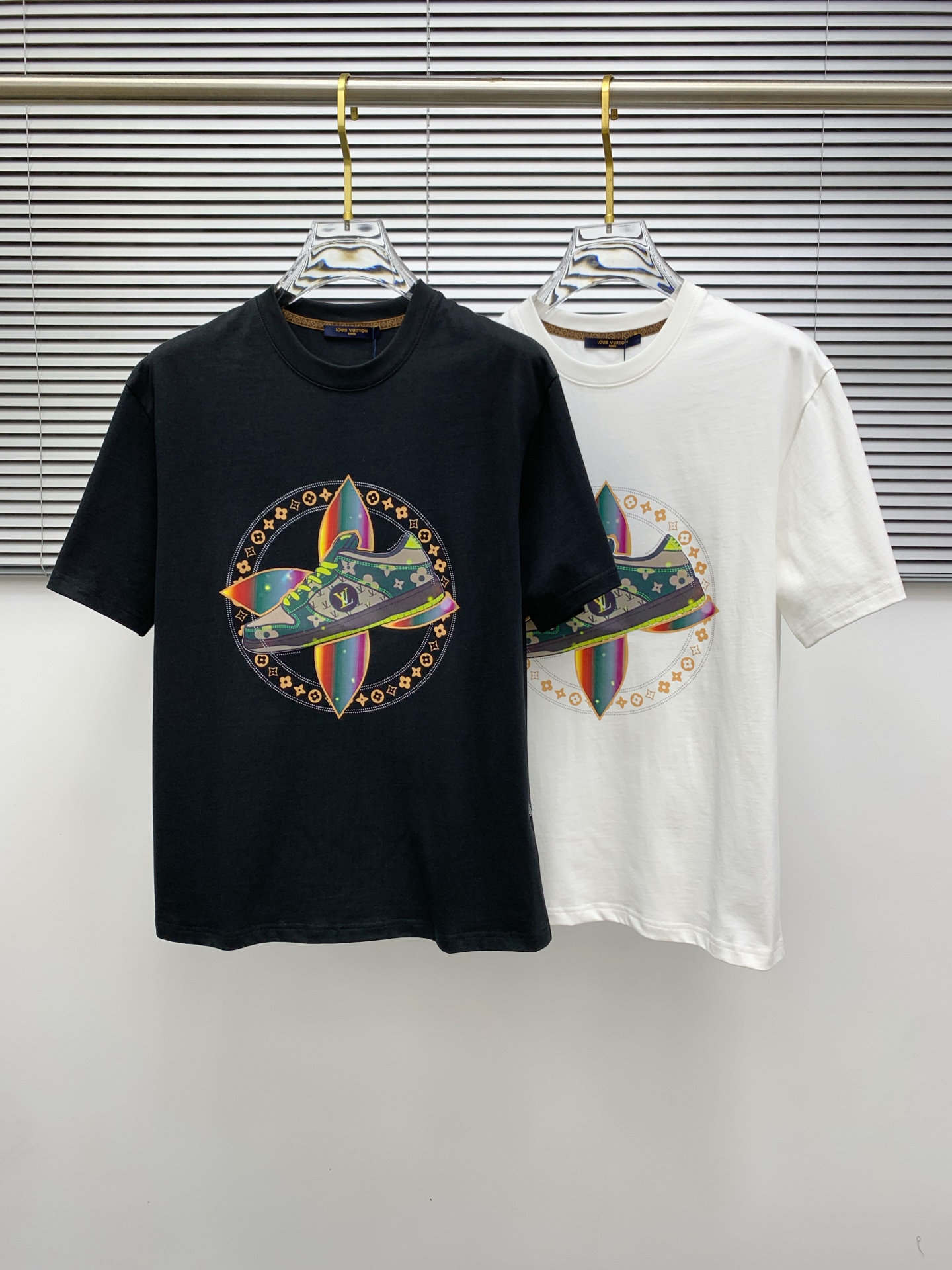 NO:482348,LV2025 summer new short-sleeved T-shirt, the personalized art series exclusively released on the entire network. The versatile details are perfectly processed and pure cotton fabric is very exquisite. Original fabric. The same high-quality and comfortable hand feels very fashionable and personalized. A super versatile and beautiful style for men and women. The same color is black and white. The number of numbers M-3XL, louis vuitton, T-shirt,tees, t-shirt,alexander wang19860909LV2025夏季新款短袖T恤,个性艺术系列全网独家首发 百搭款细节处理完美纯棉面料十分精致 原版面料 网红明星同款高版本 高品质手感非常舒服 时尚又个性 超级百搭好看的一款男女同款颜色黑、白 码数M-3XL,,louis vuitton,T-shirt,tees，t-shirt,alexander wang,Men's clothing