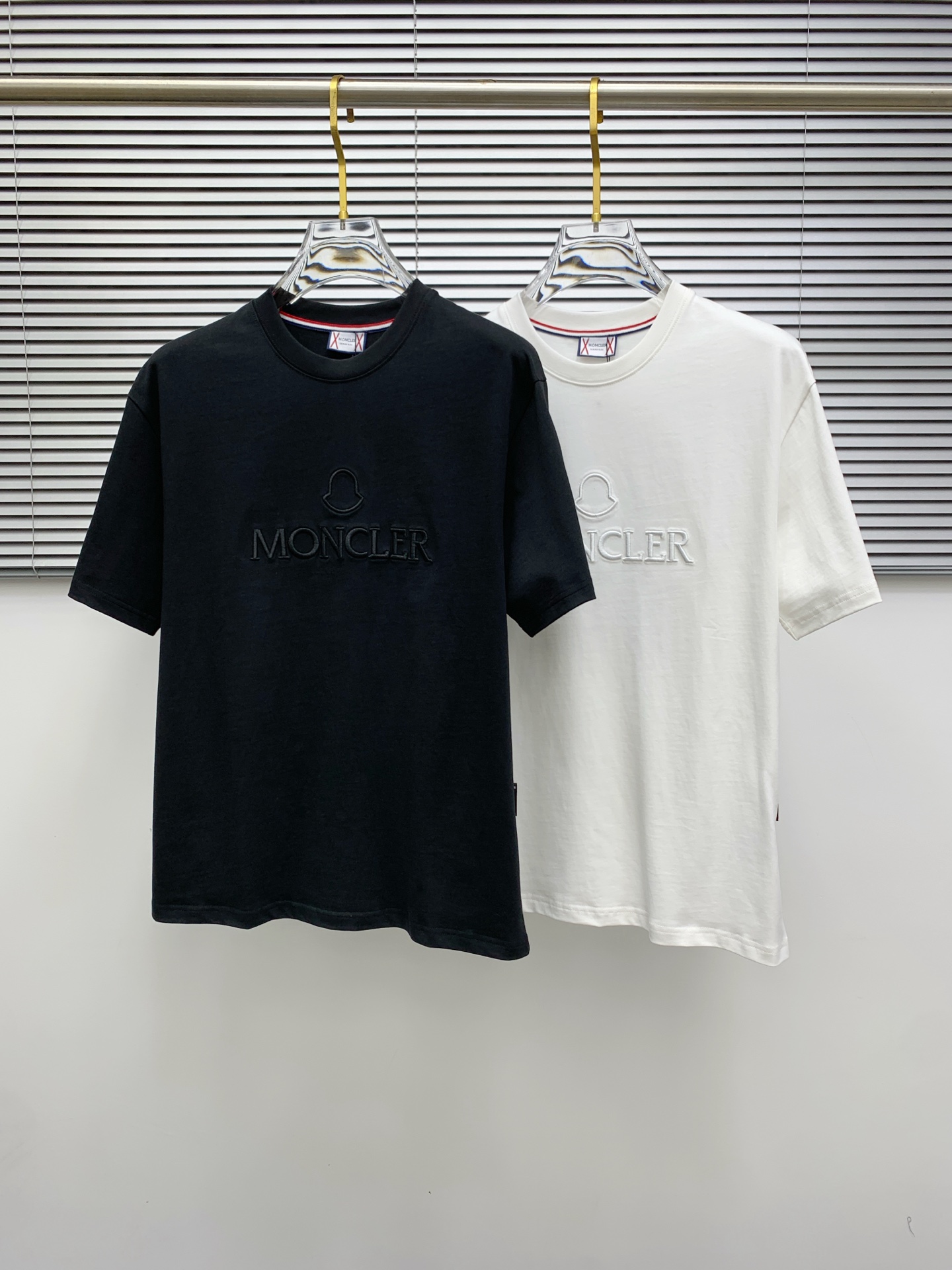 NO:482344,The new short-sleeved T-shirt for the 2025 summer, the personalized art series exclusively released on the entire network. The versatile details are perfectly processed and pure cotton fabric is very exquisite. The original fabric is the same as the Internet celebrity celebrity and the same style. The high-quality feel is very comfortable. Fashionable and personalized. The super versatile and beautiful style is the same as the men and women. The same color is black and white. The number of numbers M-3XL, Moncler, T-shirt,tees, t-shirt,alexander wang19860909蒙口2025夏季新款短袖T恤,个性艺术系列全网独家首发 百搭款细节处理完美纯棉面料十分精致 原版面料 网红明星同款高版本 高品质手感非常舒服 时尚又个性 超级百搭好看的一款男女同款颜色黑、白 码数M-3XL,,Moncler,T-shirt,tees，t-shirt,alexander wang,Men's clothing