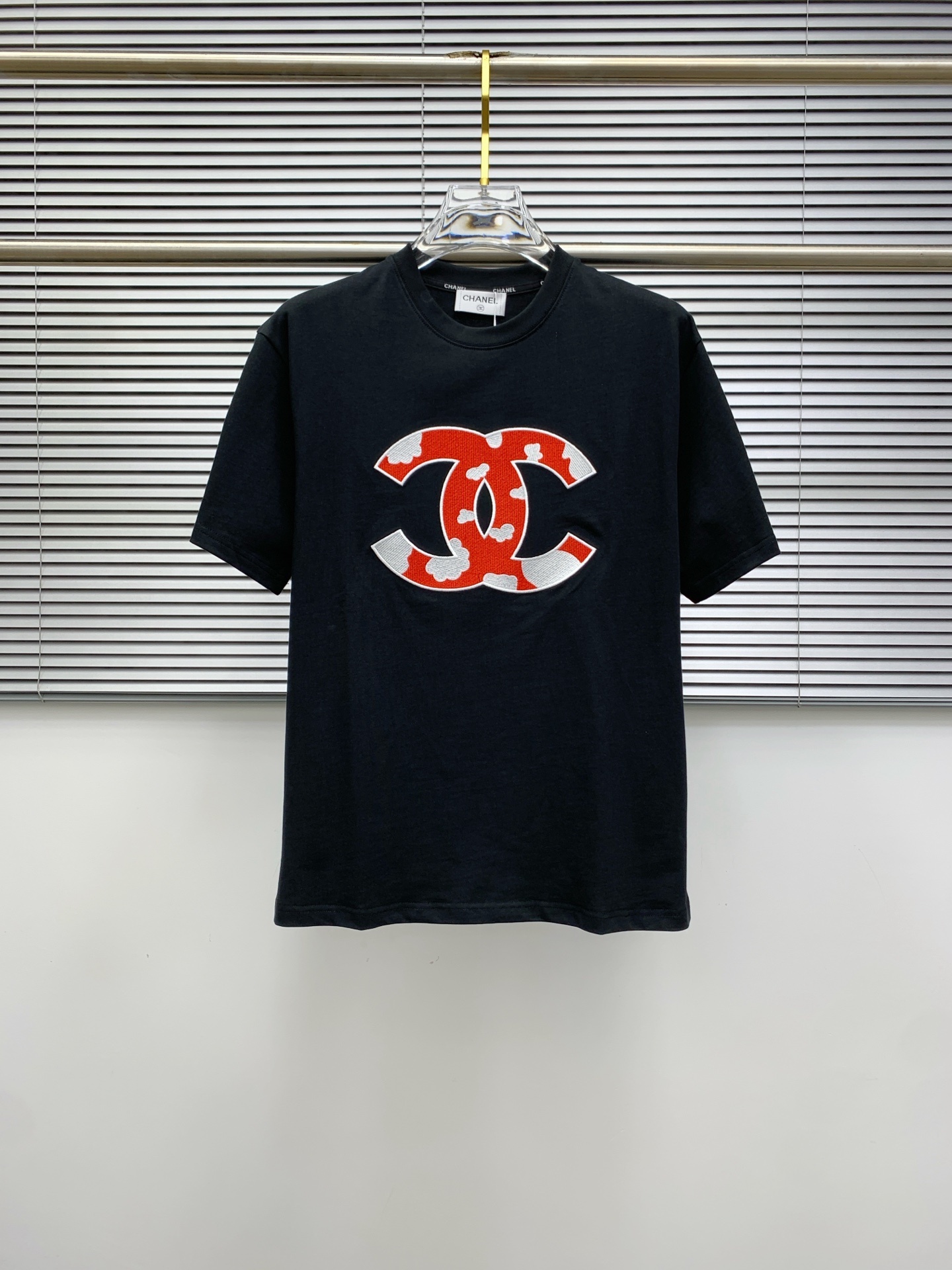 NO:482341,Chanel's new short-sleeved T-shirt for summer 2025, the personalized art series exclusively launched on the entire network. The versatile details are perfectly processed and pure cotton fabric is very exquisite. Original fabric. The same high-quality and comfortable hand feels very fashionable and personalized. A super versatile and beautiful style for men and women. The same color is black and white. The number of numbers M-3XL, chanel, T-shirt,tees, t-shirt,alexander wang19860909香奈儿2025夏季新款短袖T恤,个性艺术系列全网独家首发 百搭款细节处理完美纯棉面料十分精致 原版面料 网红明星同款高版本 高品质手感非常舒服 时尚又个性 超级百搭好看的一款男女同款颜色黑、白 码数M-3XL,,chanel,T-shirt,tees，t-shirt,alexander wang,Men's clothing