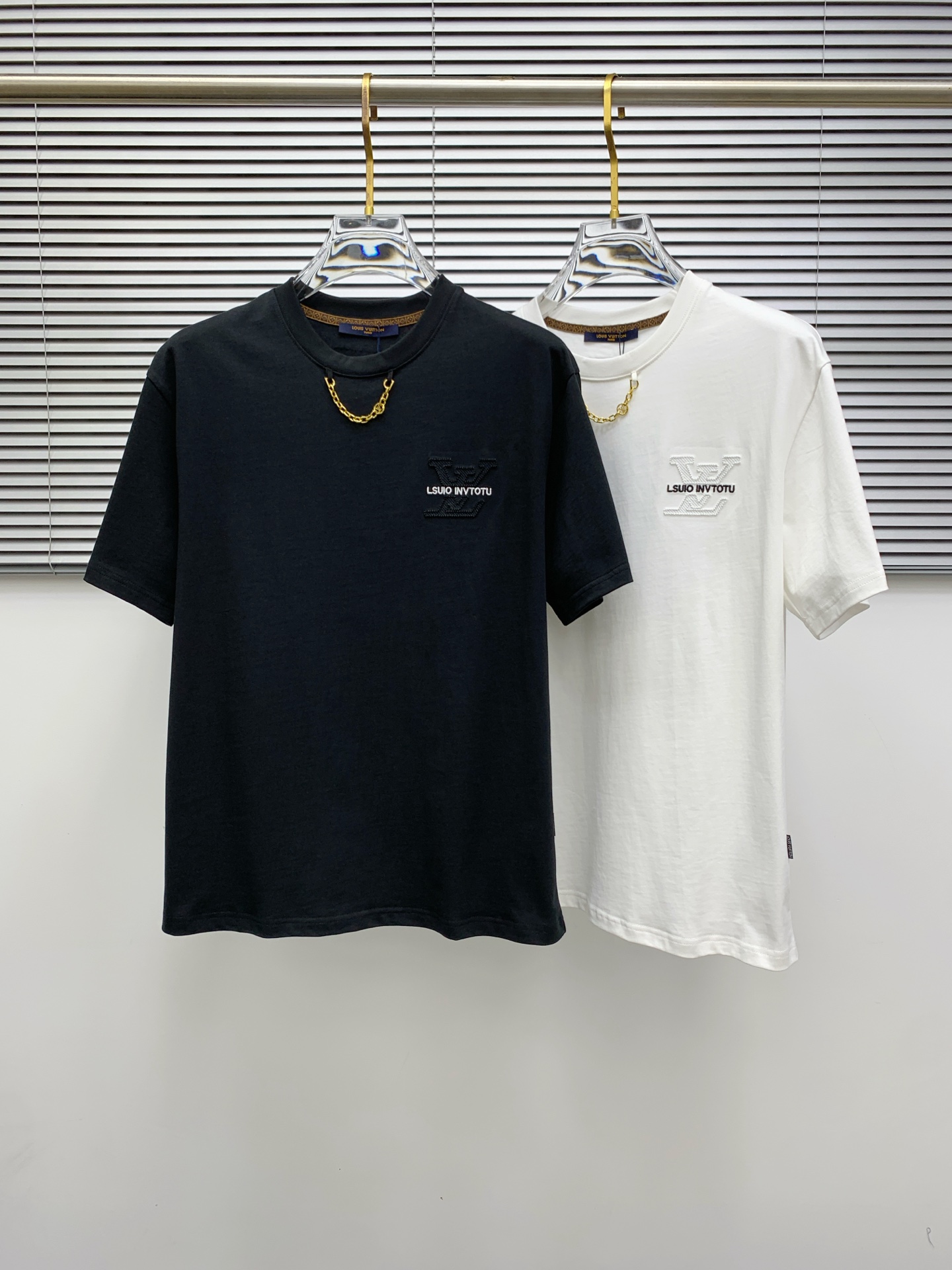 NO:482339,LV2025 summer new short-sleeved T-shirt, the personalized art series exclusively released on the entire network. The versatile details are perfectly processed and pure cotton fabric is very exquisite. Original fabric. The same high-quality and comfortable hand feels very fashionable and personalized. A super versatile and beautiful style for men and women. The same color is black and white. The number of numbers M-3XL, louis vuitton, T-shirt,tees, t-shirt,alexander wang19860909LV2025夏季新款短袖T恤,个性艺术系列全网独家首发 百搭款细节处理完美纯棉面料十分精致 原版面料 网红明星同款高版本 高品质手感非常舒服 时尚又个性 超级百搭好看的一款男女同款颜色黑、白 码数M-3XL,,louis vuitton,T-shirt,tees，t-shirt,alexander wang,Men's clothing