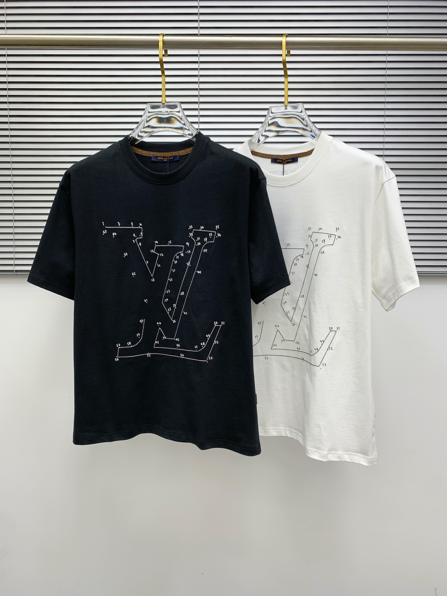 NO:506211,LV2025 summer new short-sleeved T-shirt, the personalized art series exclusively released on the entire network. The versatile details are perfectly processed and pure cotton fabric is very exquisite. Original fabric. The same high-quality and comfortable hand feels very fashionable and personalized. A super versatile and beautiful style for men and women. The same color is black and white. The number of numbers M-3XL, louis vuitton, T-shirt,tees, t-shirt,alexander wang19860909LV2025夏季新款短袖T恤,个性艺术系列全网独家首发 百搭款细节处理完美纯棉面料十分精致 原版面料 网红明星同款高版本 高品质手感非常舒服 时尚又个性 超级百搭好看的一款男女同款颜色黑、白 码数M-3XL,,louis vuitton,T-shirt,tees，t-shirt,alexander wang,Men's clothing