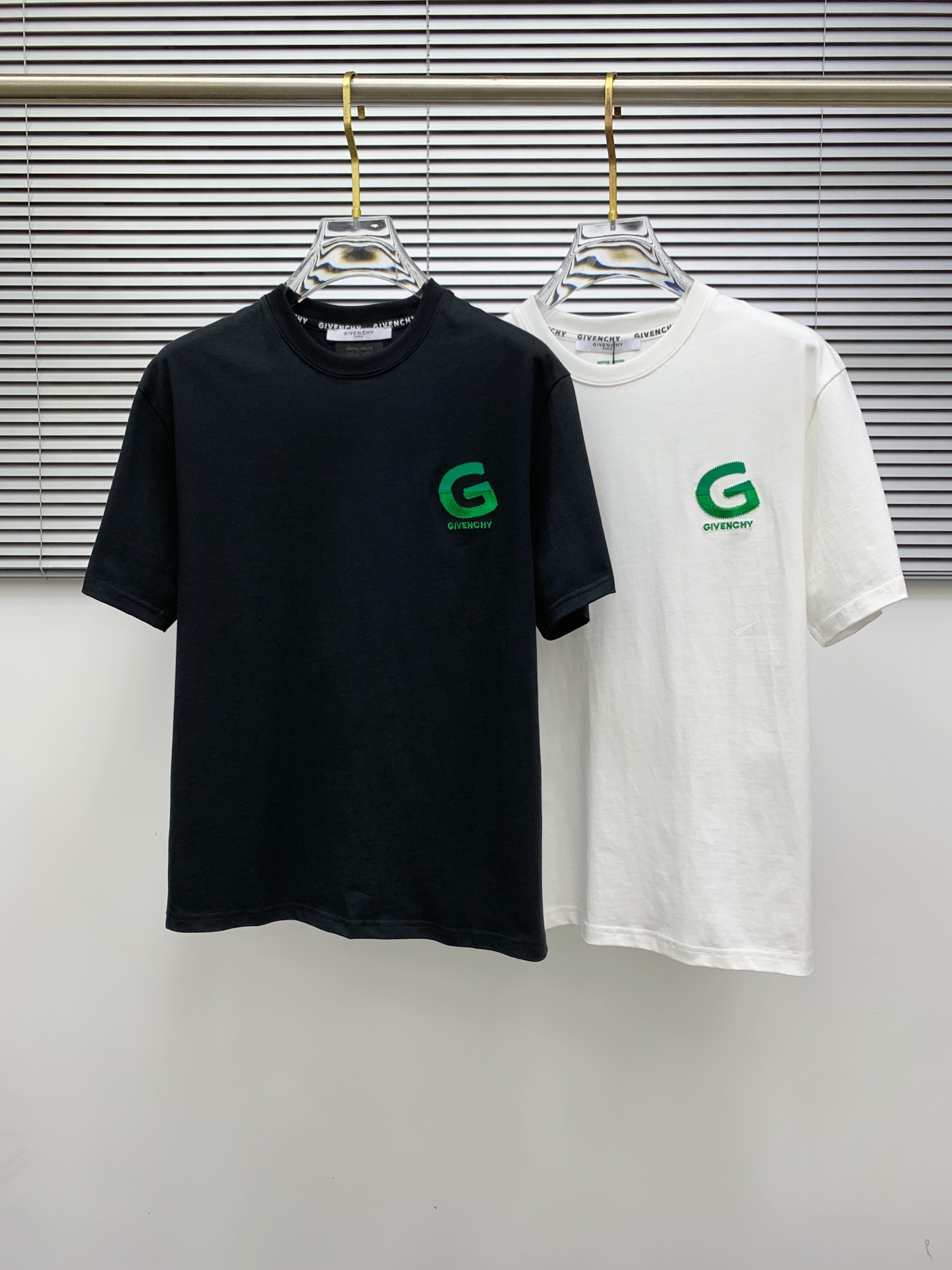 NO:445722,Givenchy's new short-sleeved T-shirt in summer 2025, the personalized art series exclusively released on the entire network. The versatile details are perfectly processed and pure cotton fabric is very exquisite. Original fabric. The same high-quality and comfortable hand feels very fashionable and personalized. A super versatile and beautiful style for men and women. The same color is black and white. The number of codes M-3XL, given, T-shirt,tees, t-shirt,alexander wang19860909纪梵希2025夏季新款短袖T恤,个性艺术系列全网独家首发 百搭款细节处理完美纯棉面料十分精致 原版面料 网红明星同款高版本 高品质手感非常舒服 时尚又个性 超级百搭好看的一款男女同款颜色黑、白 码数M-3XL,,givenchy,T-shirt,tees，t-shirt,alexander wang,Men's clothing