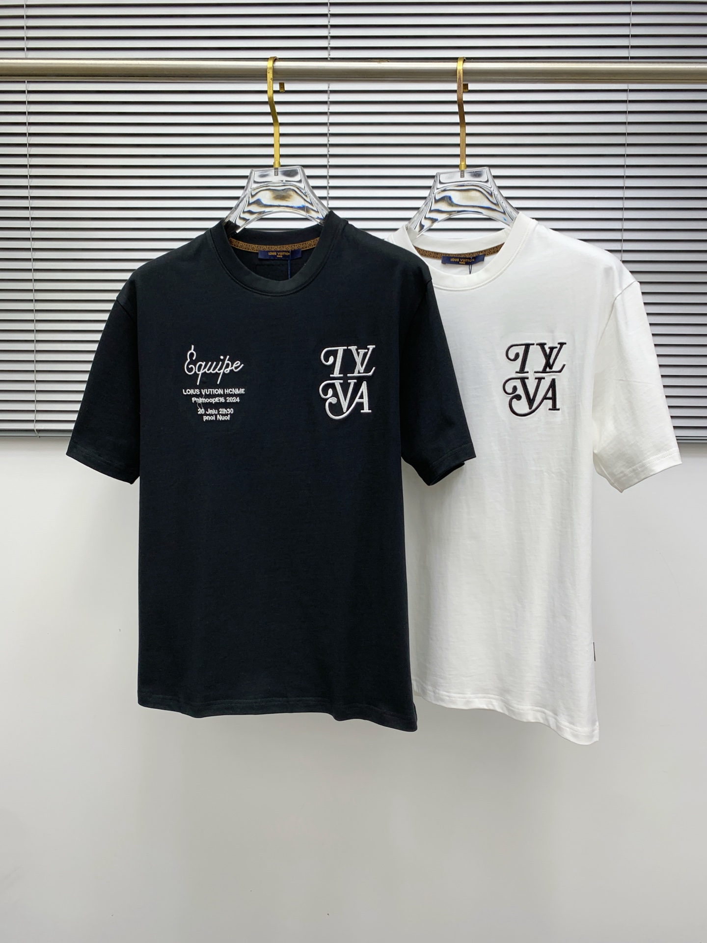 NO:445715,LV2025 summer new short-sleeved T-shirt, the personalized art series exclusively released on the entire network. The versatile details are perfectly processed and pure cotton fabric is very exquisite. Original fabric. The same high-quality and comfortable hand feels very fashionable and personalized. A super versatile and beautiful style for men and women. The same color is black and white. The number of numbers M-3XL, louis vuitton, T-shirt,tees, t-shirt,alexander wang19860909LV2025夏季新款短袖T恤,个性艺术系列全网独家首发 百搭款细节处理完美纯棉面料十分精致 原版面料 网红明星同款高版本 高品质手感非常舒服 时尚又个性 超级百搭好看的一款男女同款颜色黑、白 码数M-3XL,,louis vuitton,T-shirt,tees，t-shirt,alexander wang,Men's clothing