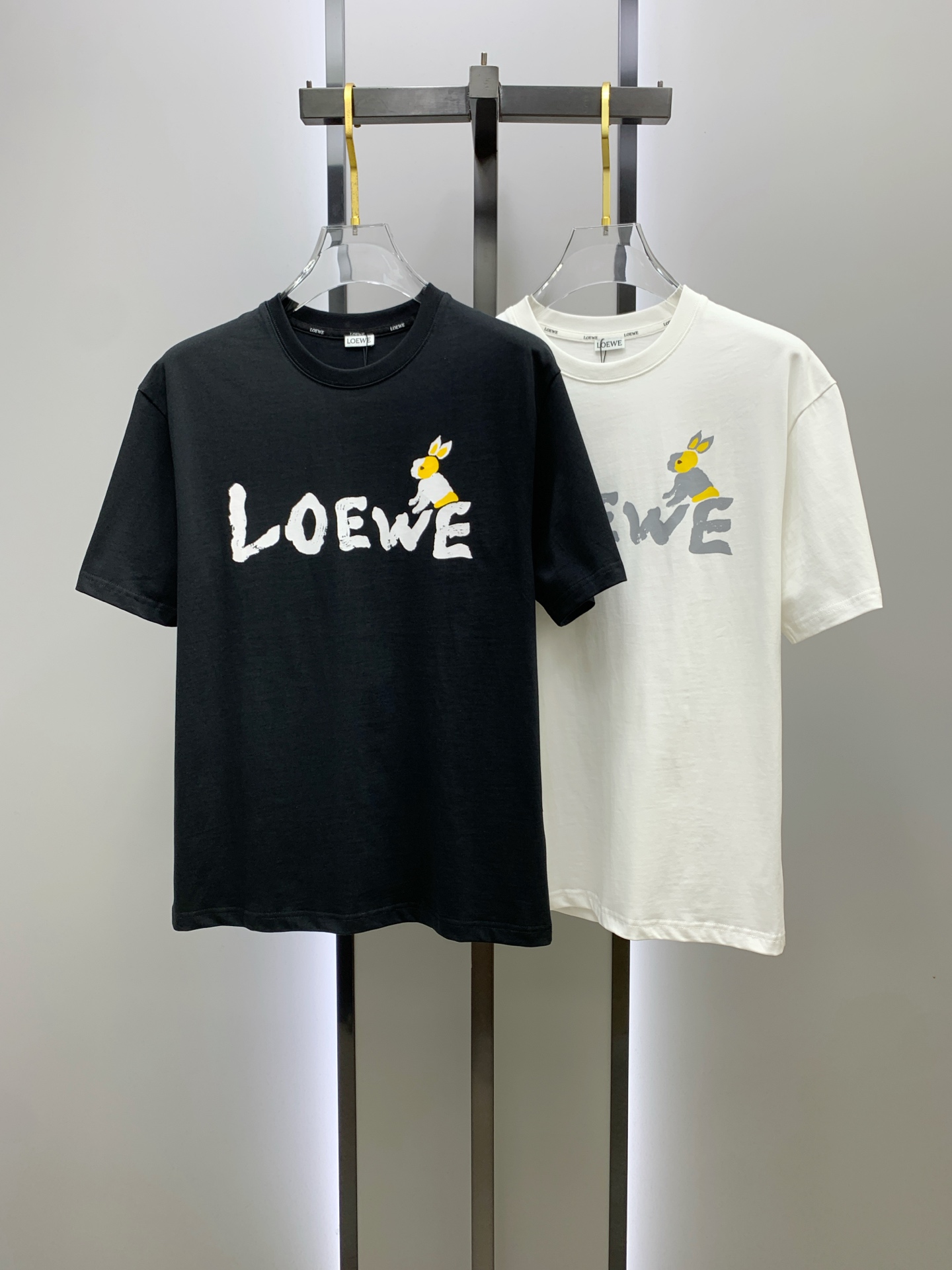 NO:479538,Luo Yiwei's new short-sleeved T-shirt in summer, exclusive first on the entire network. The versatile details are perfectly processed and pure cotton fabric is very exquisite. Original fabric. The same high-quality and comfortable hand feels very fashionable and personalized. A super versatile and beautiful style for men and women. The same color is black and white. The number of numbers M-3XL, loewe, T-shirt,tees, t-shirt,alexander wang19860909罗意威夏季新款短袖T恤,个性艺术系列全网独家首发 百搭款细节处理完美纯棉面料十分精致 原版面料 网红明星同款高版本 高品质手感非常舒服 时尚又个性 超级百搭好看的一款男女同款颜色黑、白 码数M-3XL,,loewe,T-shirt,tees，t-shirt,alexander wang,Men's clothing