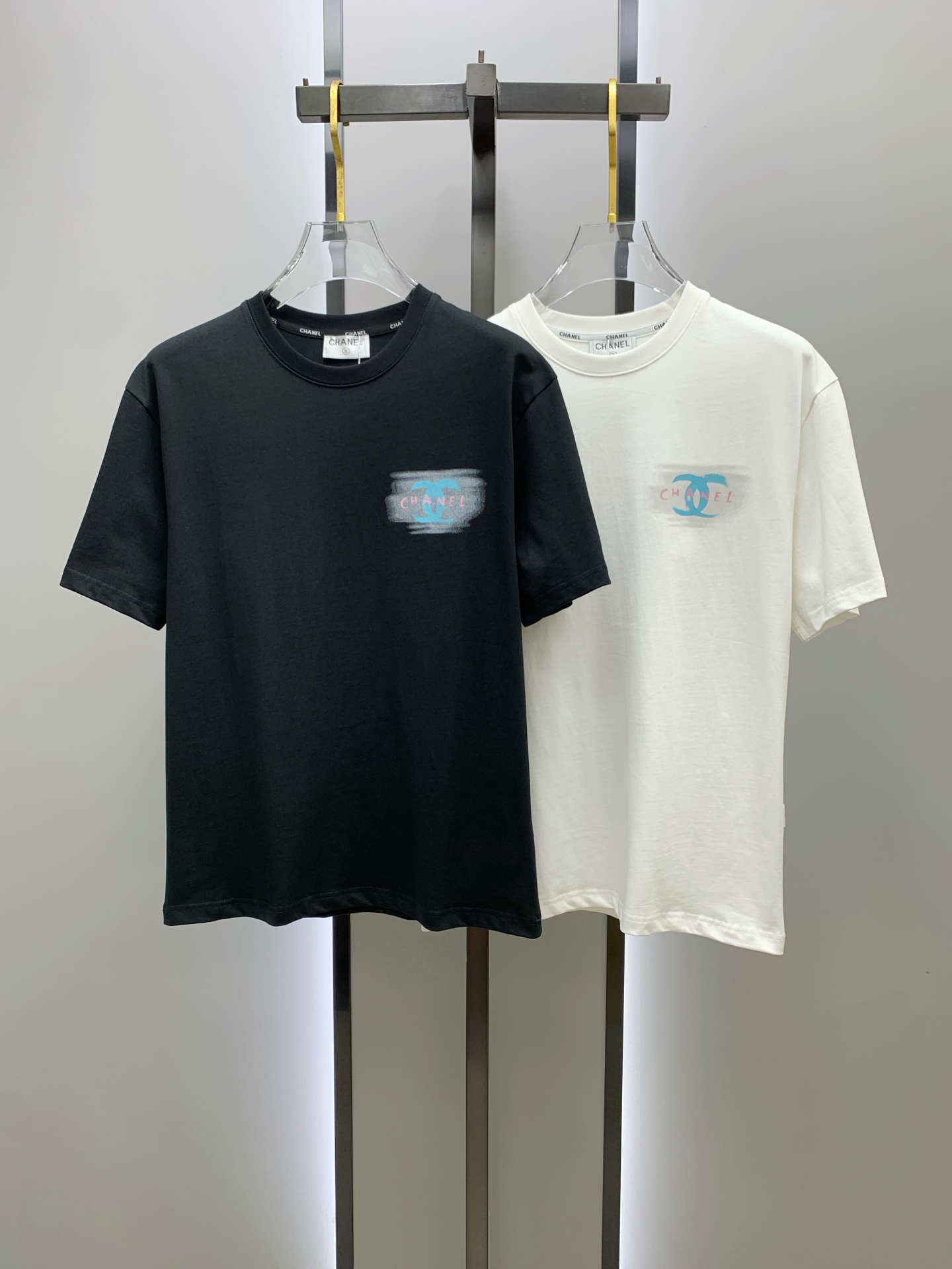 NO:479543,Chanel's new summer short-sleeved T-shirt, the personalized art series exclusively released on the entire network. The versatile details are perfectly processed and pure cotton fabric is very exquisite. Original fabric. The same high-quality and comfortable hand feels very fashionable and personalized. A super versatile and beautiful style for men and women. The same color is black and white. The number of numbers M-3XL, chanel, T-shirt,tees, t-shirt,alexander wang19860909香奈儿夏季新款短袖T恤,个性艺术系列全网独家首发 百搭款细节处理完美纯棉面料十分精致 原版面料 网红明星同款高版本 高品质手感非常舒服 时尚又个性 超级百搭好看的一款男女同款颜色黑、白 码数M-3XL,,chanel,T-shirt,tees，t-shirt,alexander wang,Men's clothing