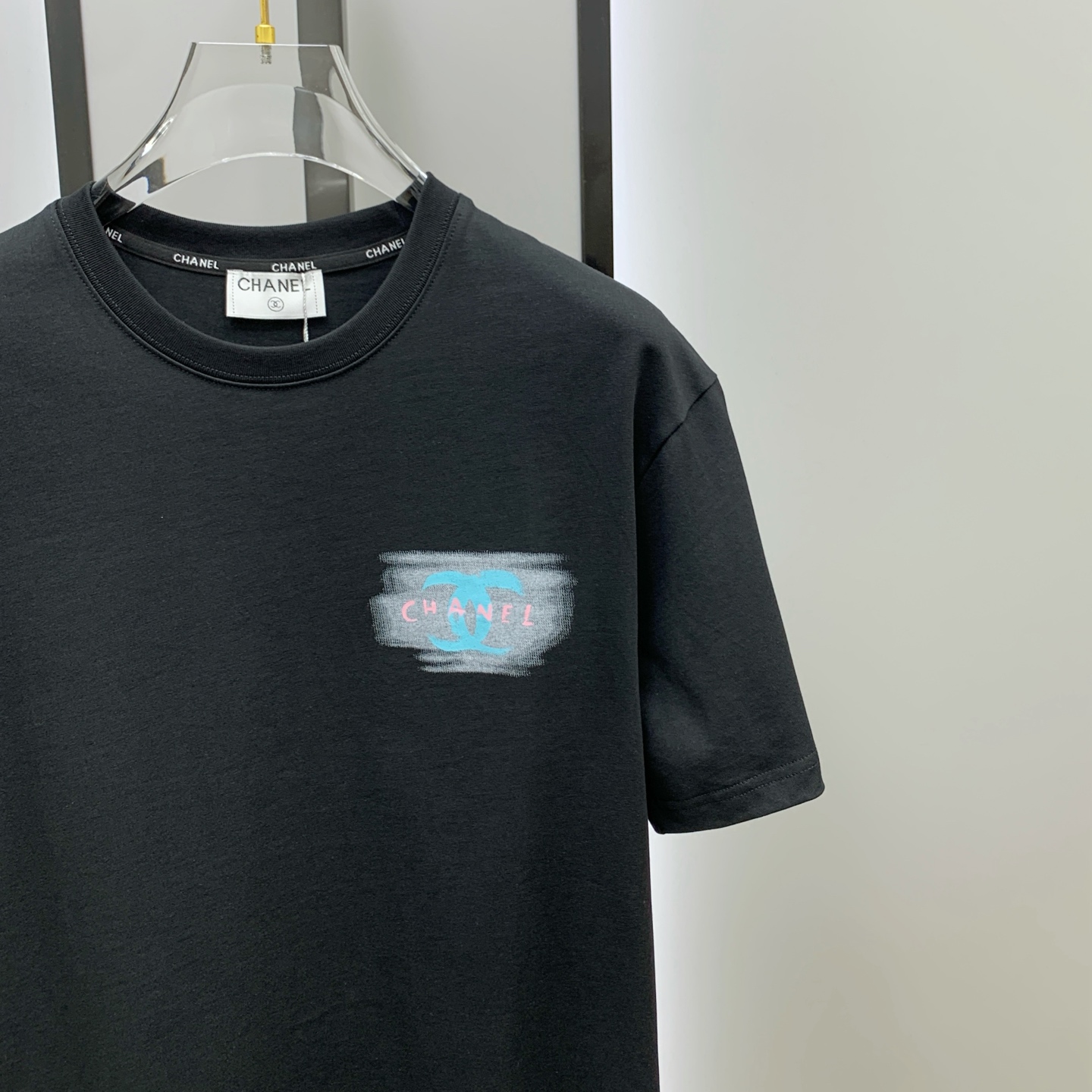 P香奈儿2025夏季新款短袖T恤，个性艺术系列全网独家首发 百搭款细节处理完美纯棉面料十分精致 原版面料