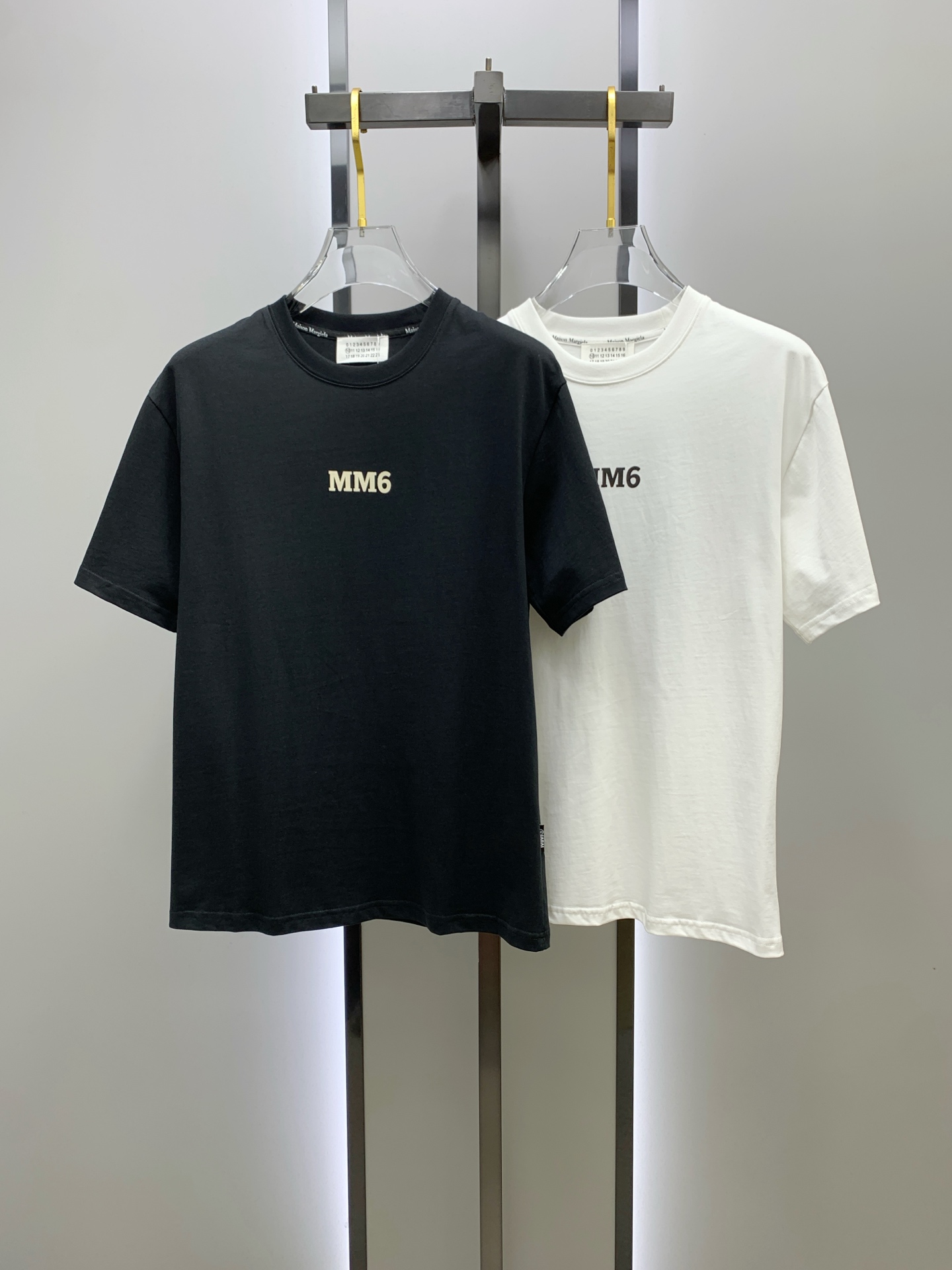 NO:479486,Magila's new summer short-sleeved T-shirt, the personalized art series exclusively released on the entire network. The versatile details are perfectly processed and pure cotton fabric is very exquisite. Original fabric. The same high-quality and comfortable hand feels very fashionable and personalized. A super versatile and beautiful style for men and women. The same color is black and white. M-3XL,,masion margiela,T-shirt,tees,t-shirt,alexander wang19860909马吉拉夏季新款短袖T恤,个性艺术系列全网独家首发 百搭款细节处理完美纯棉面料十分精致 原版面料 网红明星同款高版本 高品质手感非常舒服 时尚又个性 超级百搭好看的一款男女同款颜色黑、白 码数M-3XL,,masion margiela,T-shirt,tees，t-shirt,alexander wang,Men's clothing