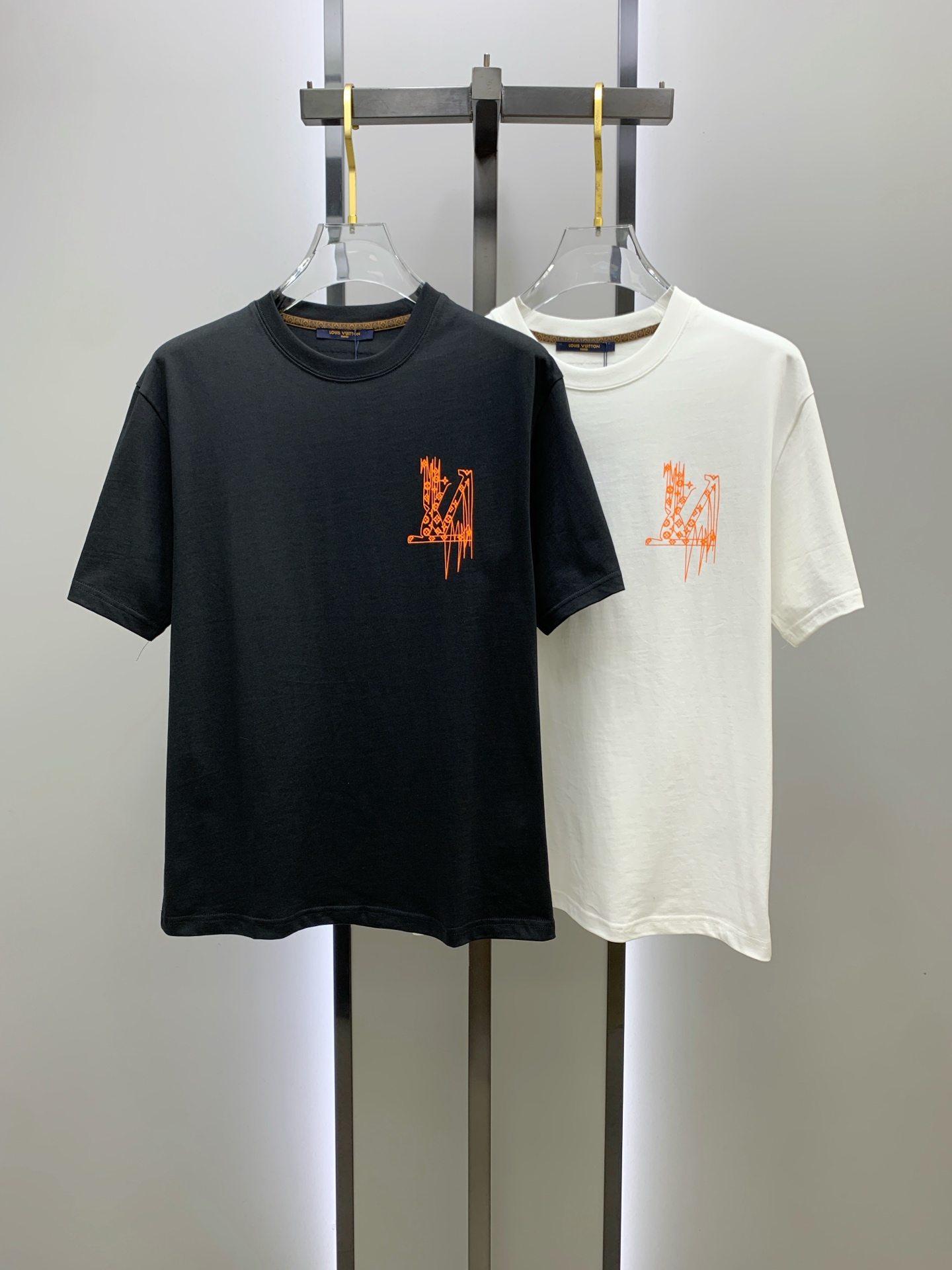 NO:479495,LV summer new short-sleeved T-shirt, personalized art series exclusively released on the entire network. The versatile details are perfectly processed and pure cotton fabric is very exquisite. Original fabric. The same high-quality and comfortable hand feels very fashionable and personalized. A super versatile and beautiful style for men and women. The same color is black and white. The number of numbers M-3XL, louis vuitton, T-shirt,tees, t-shirt,alexander wang19860909LV夏季新款短袖T恤,个性艺术系列全网独家首发 百搭款细节处理完美纯棉面料十分精致 原版面料 网红明星同款高版本 高品质手感非常舒服 时尚又个性 超级百搭好看的一款男女同款颜色黑、白 码数M-3XL,,louis vuitton,T-shirt,tees，t-shirt,alexander wang,Men's clothing