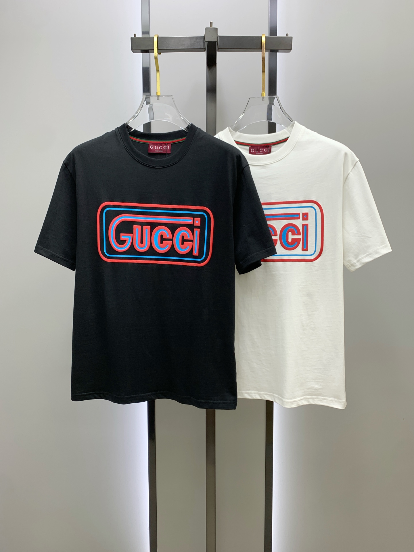 NO:479502,Gucci summer new short-sleeved T-shirt, personalized art series exclusively released on the entire network. The versatile details are perfectly processed and pure cotton fabric is very exquisite. Original fabric. The same high-quality and comfortable hand feels very fashionable and personalized. A super versatile and beautiful style for men and women. The same color is black and white. The number of codes M-3XL, gucci, T-shirt,tees, t-shirt,alexander wang19860909古驰夏季新款短袖T恤,个性艺术系列全网独家首发 百搭款细节处理完美纯棉面料十分精致 原版面料 网红明星同款高版本 高品质手感非常舒服 时尚又个性 超级百搭好看的一款男女同款颜色黑、白 码数M-3XL,,gucci,T-shirt,tees，t-shirt,alexander wang,Men's clothing