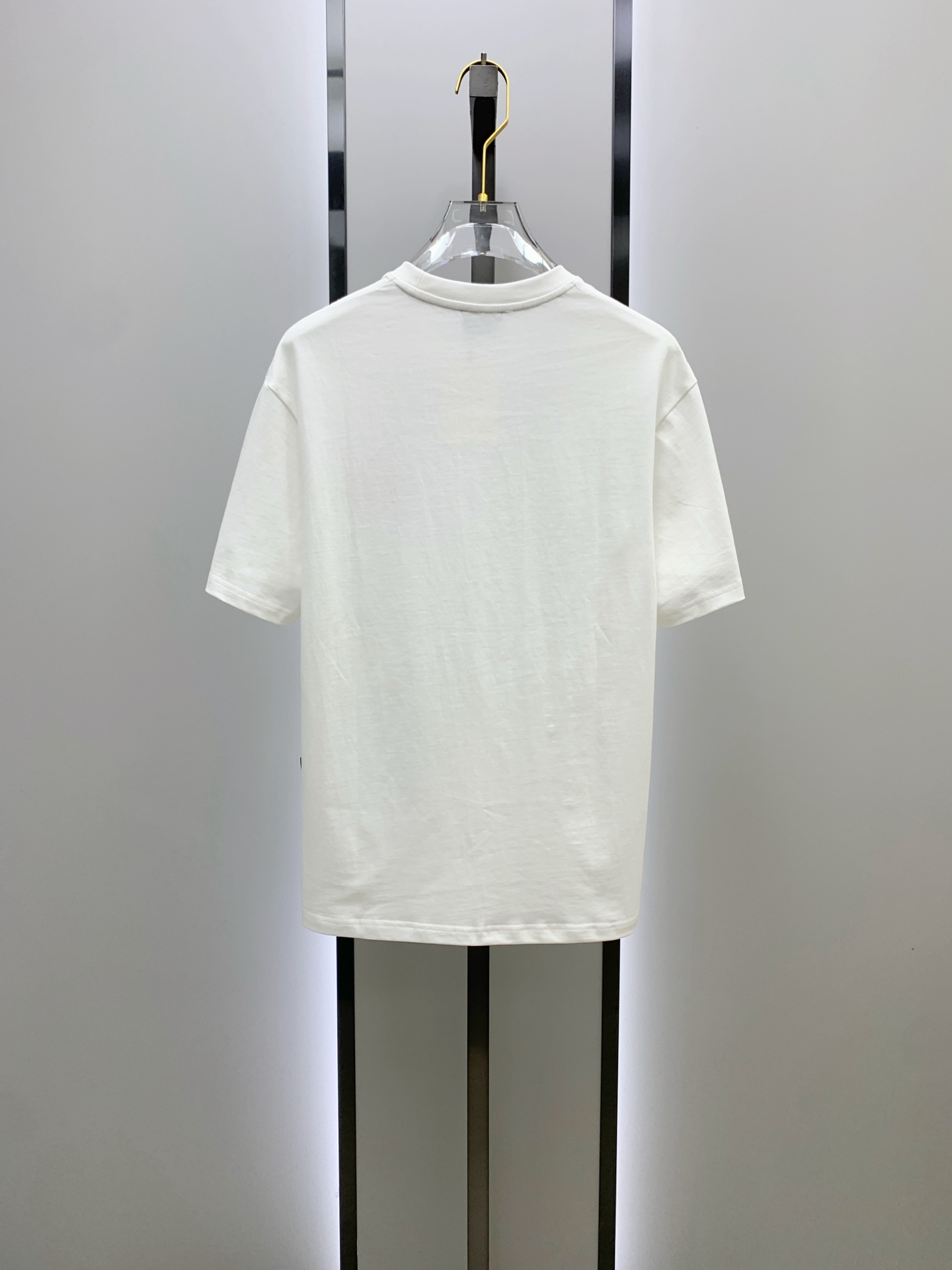 P普拉达2025夏季新款短袖T恤，个性艺术系列全网独家首发 百搭款细节处理完美纯棉面料十分精致 原版面料