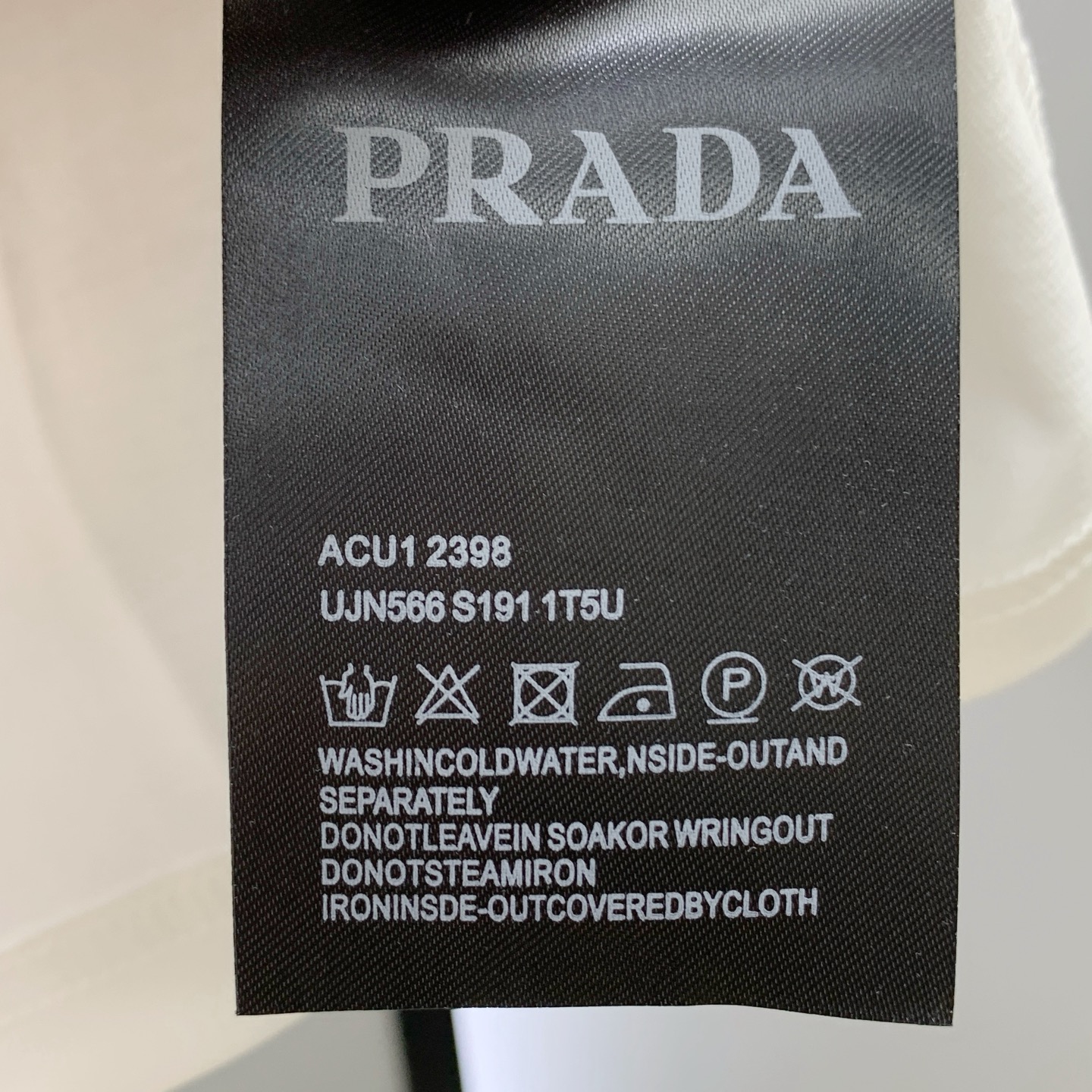 P普拉达2025夏季新款短袖T恤，个性艺术系列全网独家首发 百搭款细节处理完美纯棉面料十分精致 原版面料