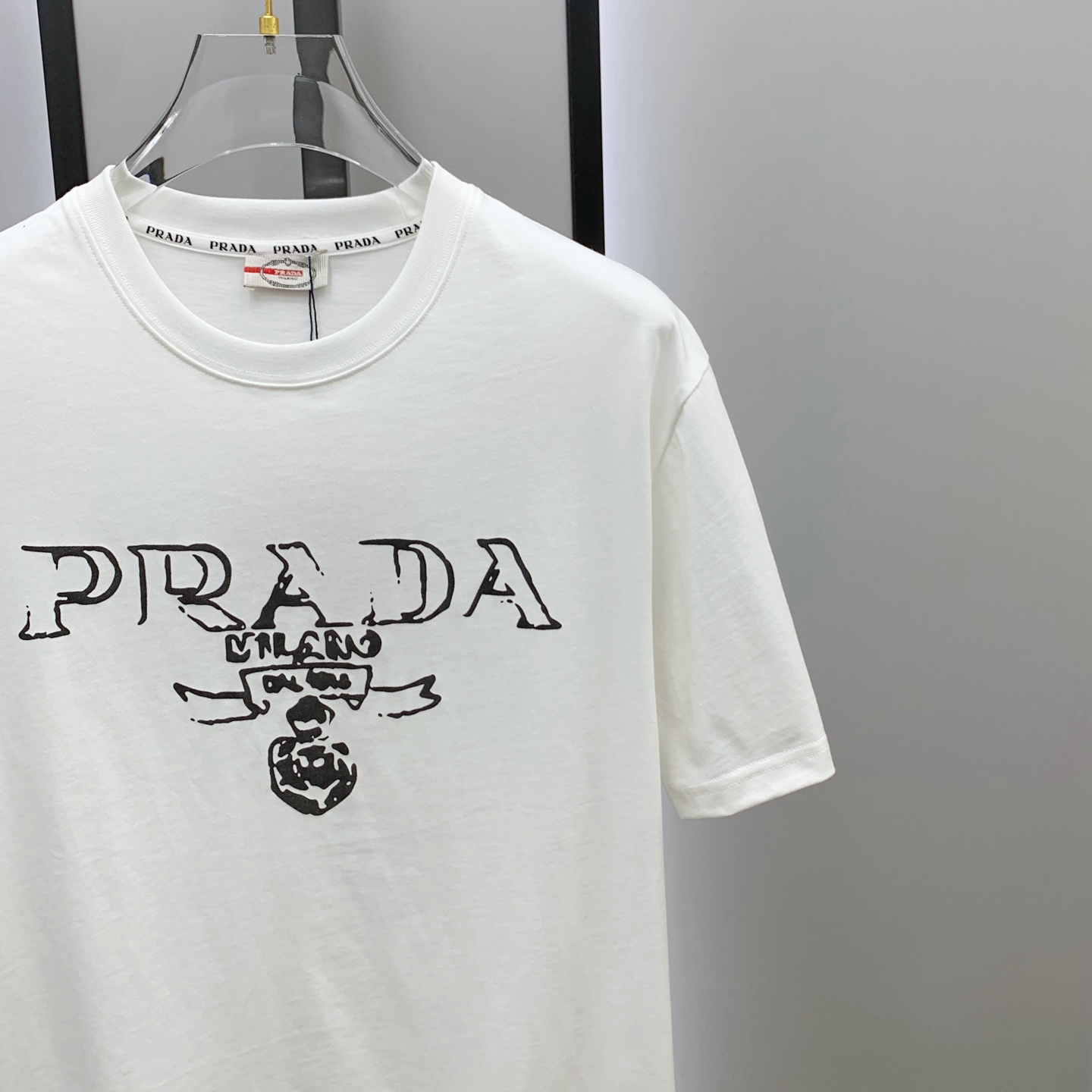 P普拉达2025夏季新款短袖T恤，个性艺术系列全网独家首发 百搭款细节处理完美纯棉面料十分精致 原版面料