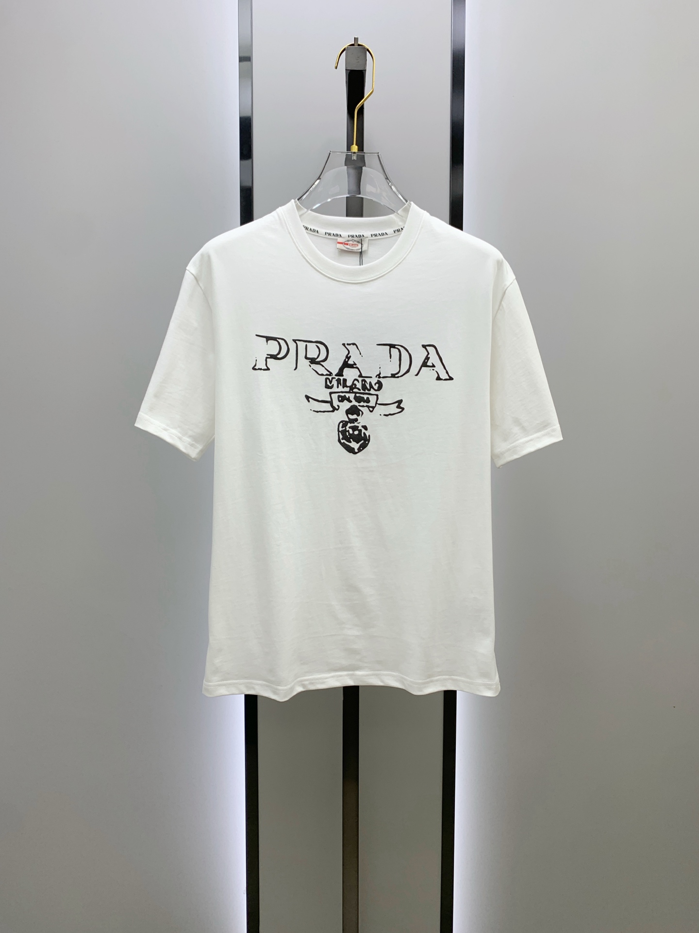 P普拉达2025夏季新款短袖T恤，个性艺术系列全网独家首发 百搭款细节处理完美纯棉面料十分精致 原版面料