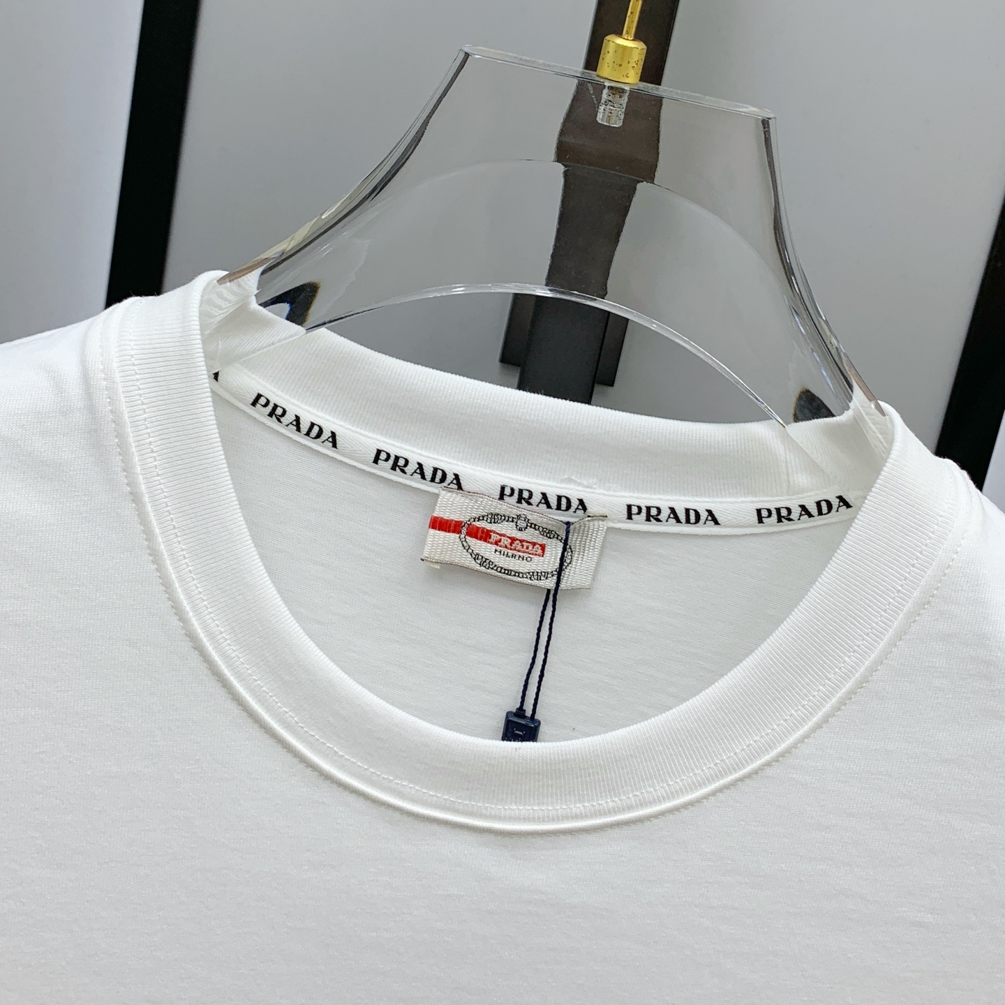 P普拉达2025夏季新款短袖T恤，个性艺术系列全网独家首发 百搭款细节处理完美纯棉面料十分精致 原版面料