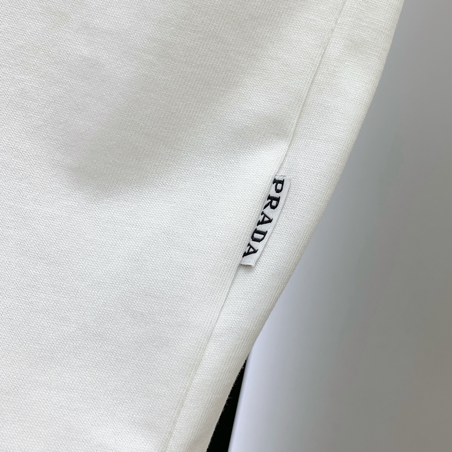 P普拉达2025夏季新款短袖T恤，个性艺术系列全网独家首发 百搭款细节处理完美纯棉面料十分精致 原版面料