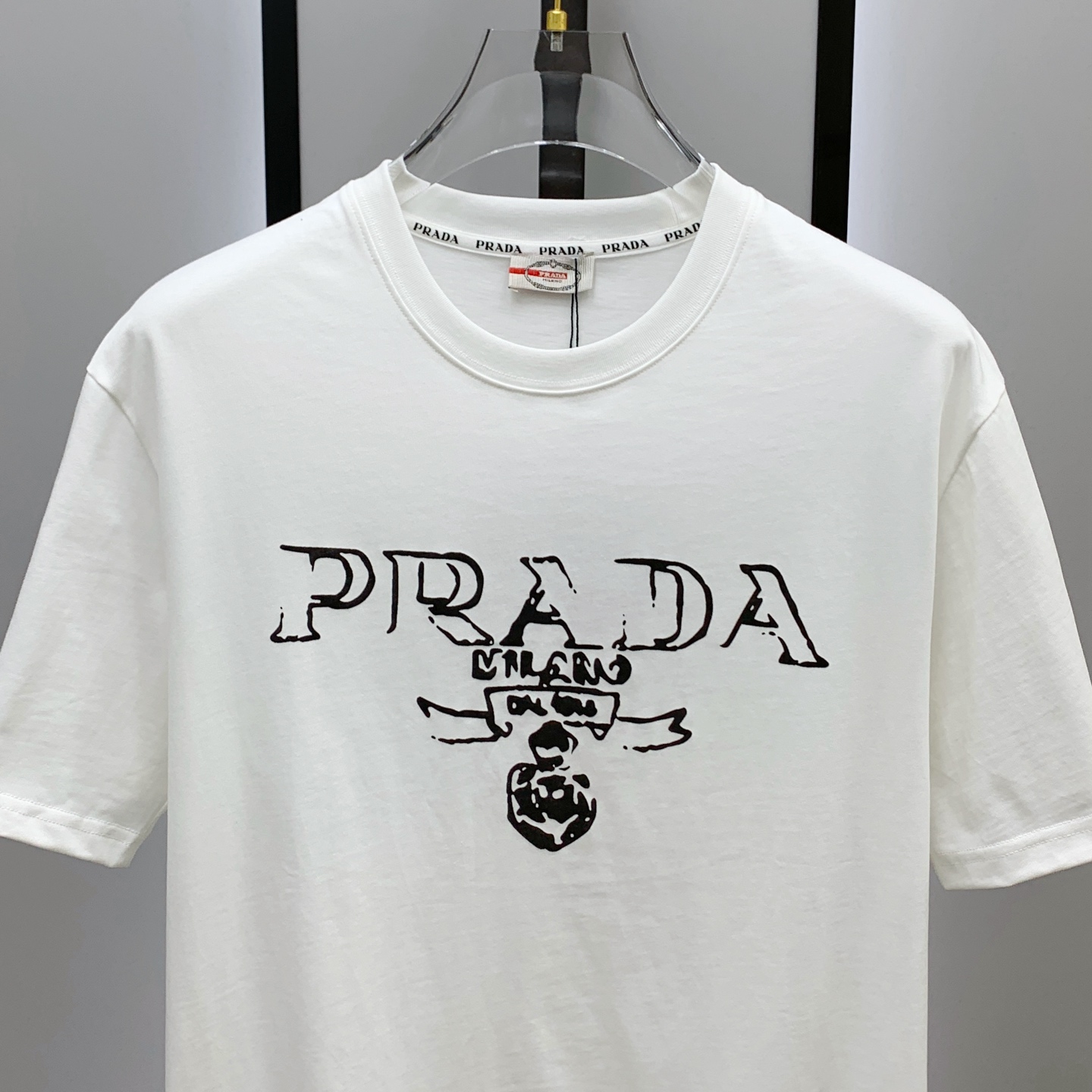 P普拉达2025夏季新款短袖T恤，个性艺术系列全网独家首发 百搭款细节处理完美纯棉面料十分精致 原版面料