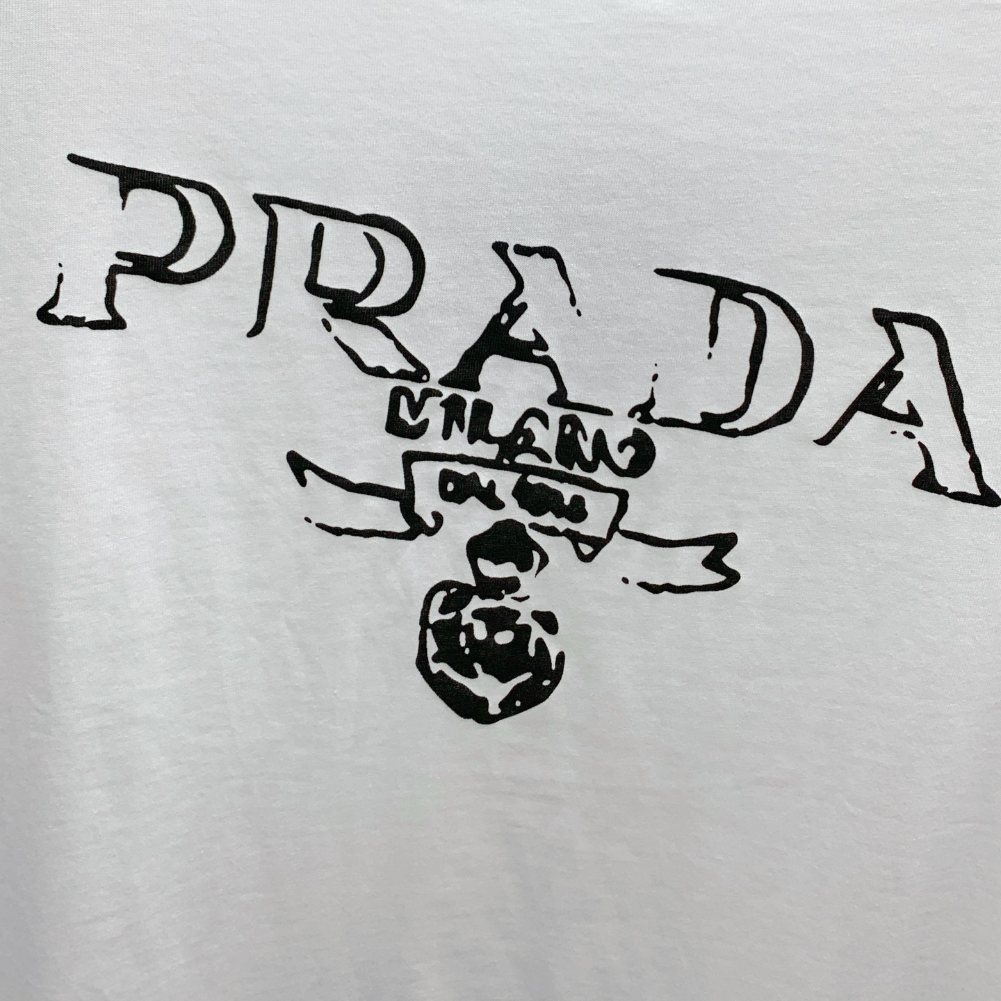 P普拉达2025夏季新款短袖T恤，个性艺术系列全网独家首发 百搭款细节处理完美纯棉面料十分精致 原版面料