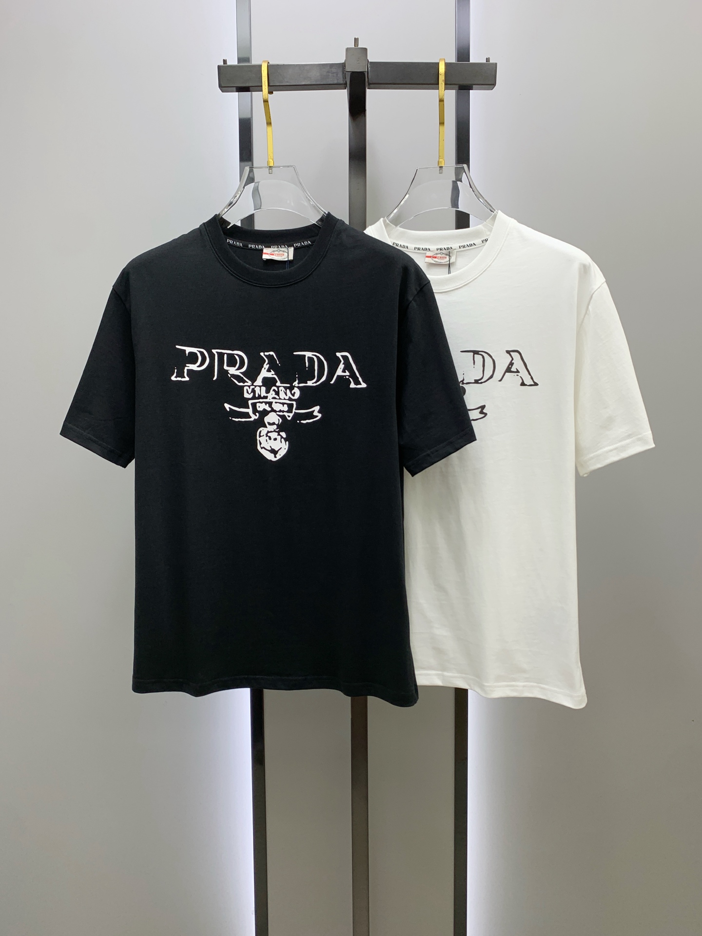 NO:479509,Prada's new summer short-sleeved T-shirt, the personalized art series exclusively released on the entire network. The versatile details are perfectly processed and pure cotton fabric is very exquisite. Original fabric. The same high-quality and comfortable hand feels very fashionable and personalized. A super versatile and beautiful style for men and women. The same color is black and white. M-3XL, prada, T-shirt,tees, t-shirt,alexander wang19860909普拉达夏季新款短袖T恤,个性艺术系列全网独家首发 百搭款细节处理完美纯棉面料十分精致 原版面料 网红明星同款高版本 高品质手感非常舒服 时尚又个性 超级百搭好看的一款男女同款颜色黑、白 码数M-3XL,,prada,T-shirt,tees，t-shirt,alexander wang,Men's clothing