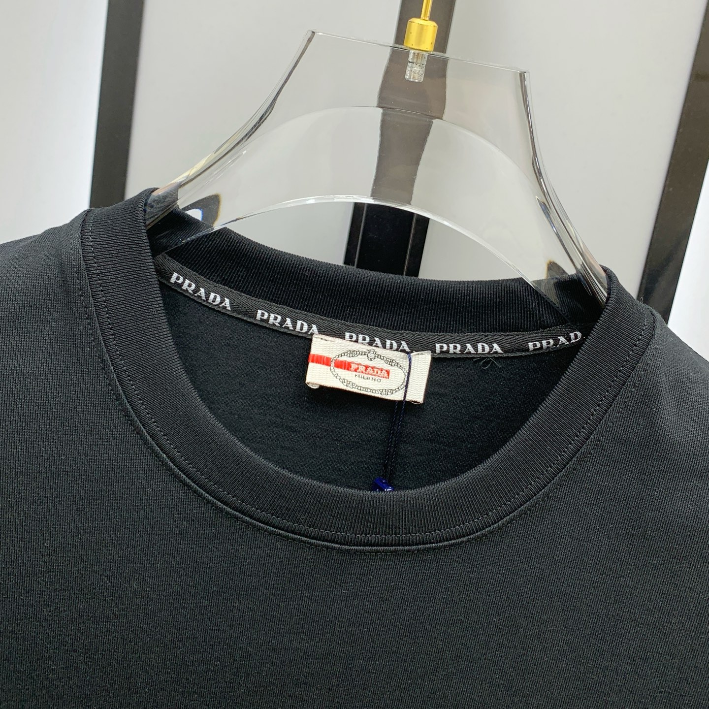 P普拉达2025夏季新款短袖T恤，个性艺术系列全网独家首发 百搭款细节处理完美纯棉面料十分精致 原版面料