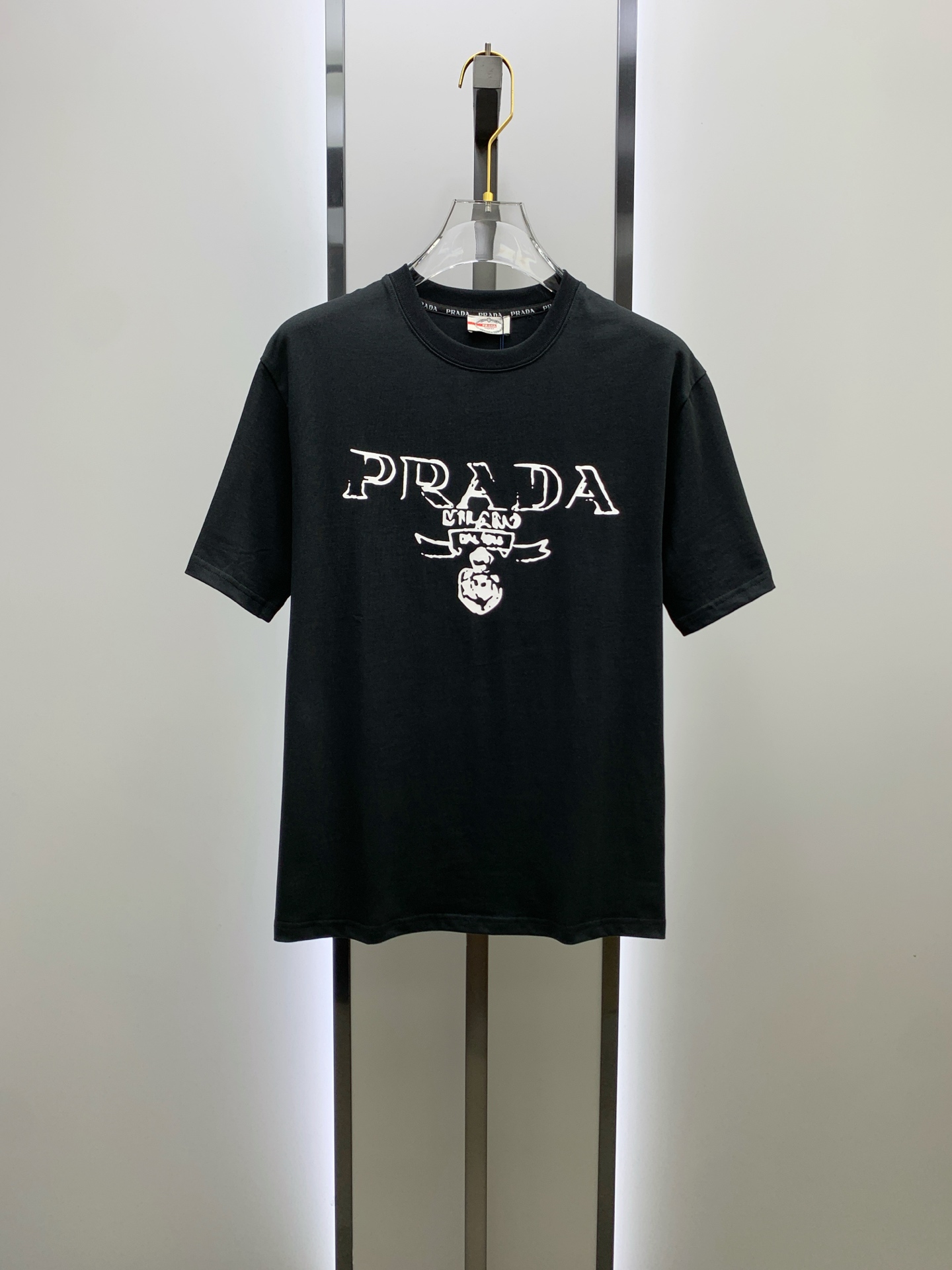 P普拉达2025夏季新款短袖T恤，个性艺术系列全网独家首发 百搭款细节处理完美纯棉面料十分精致 原版面料