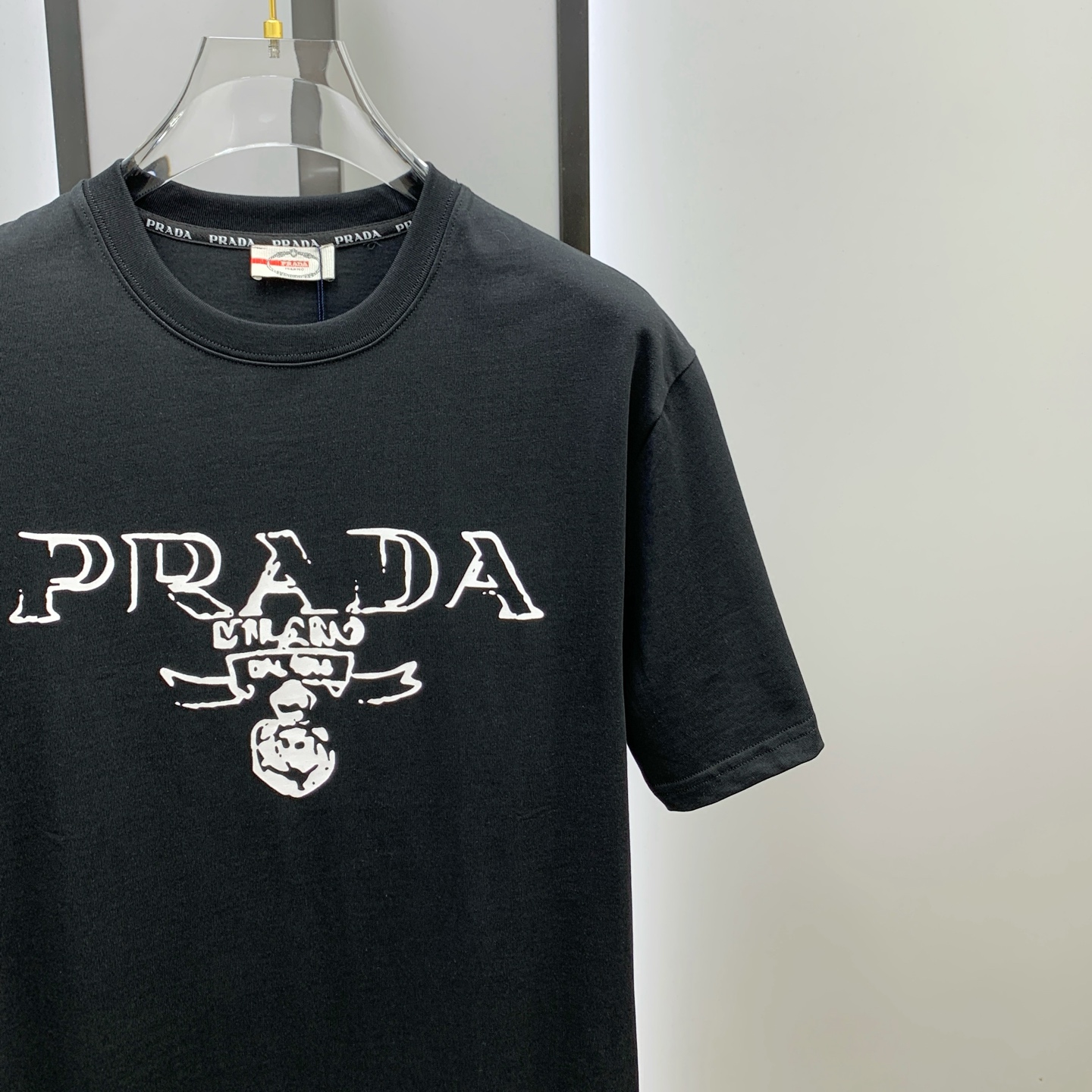P普拉达2025夏季新款短袖T恤，个性艺术系列全网独家首发 百搭款细节处理完美纯棉面料十分精致 原版面料