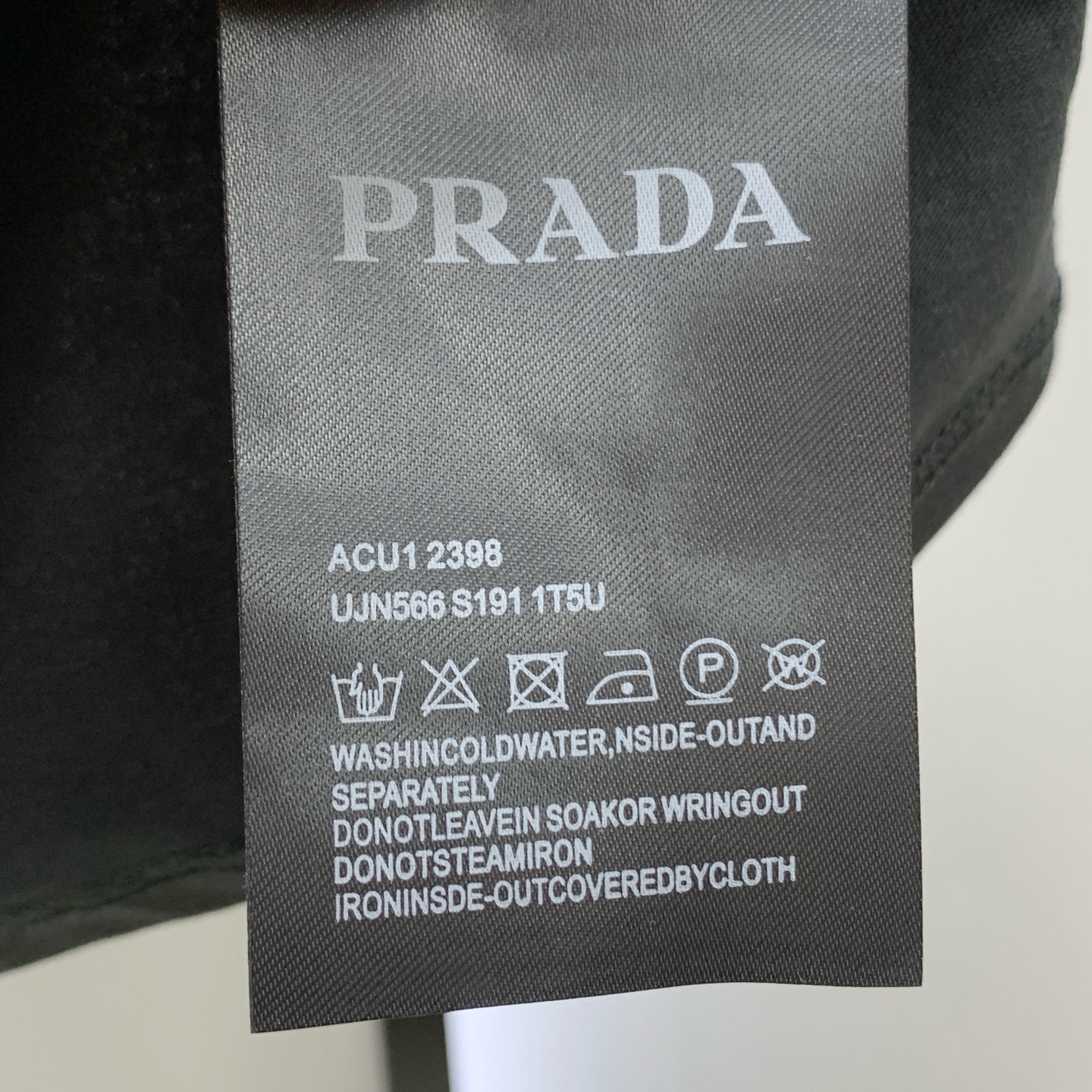 P普拉达2025夏季新款短袖T恤，个性艺术系列全网独家首发 百搭款细节处理完美纯棉面料十分精致 原版面料