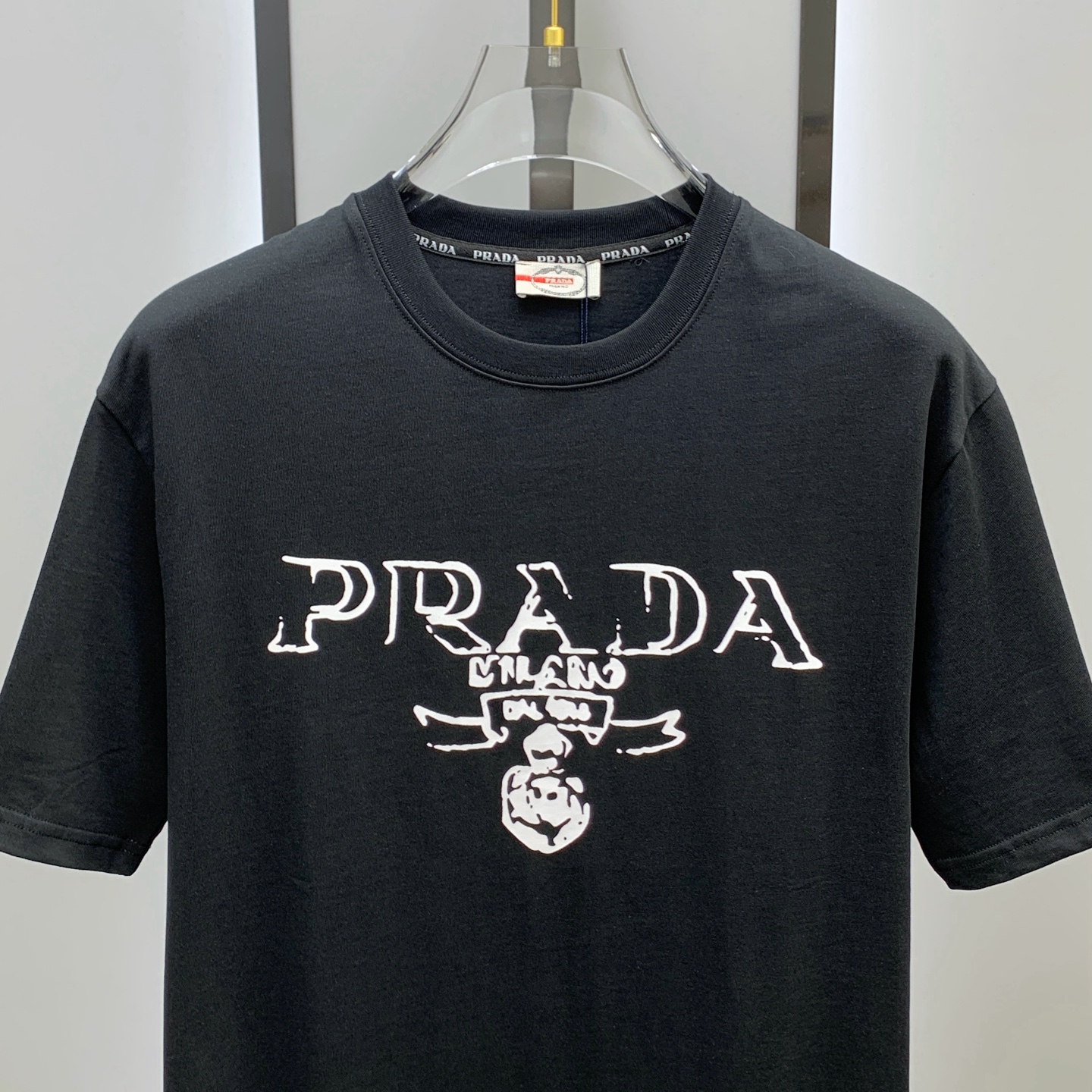 P普拉达2025夏季新款短袖T恤，个性艺术系列全网独家首发 百搭款细节处理完美纯棉面料十分精致 原版面料