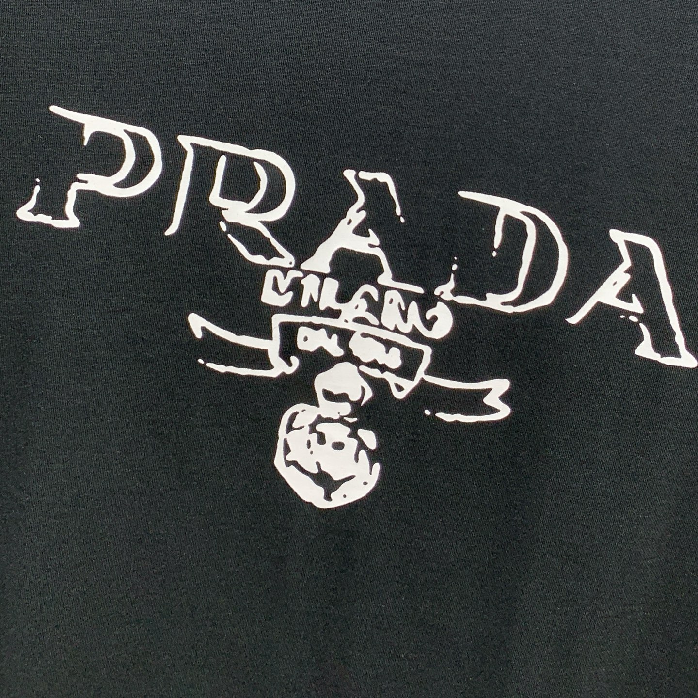 P普拉达2025夏季新款短袖T恤，个性艺术系列全网独家首发 百搭款细节处理完美纯棉面料十分精致 原版面料