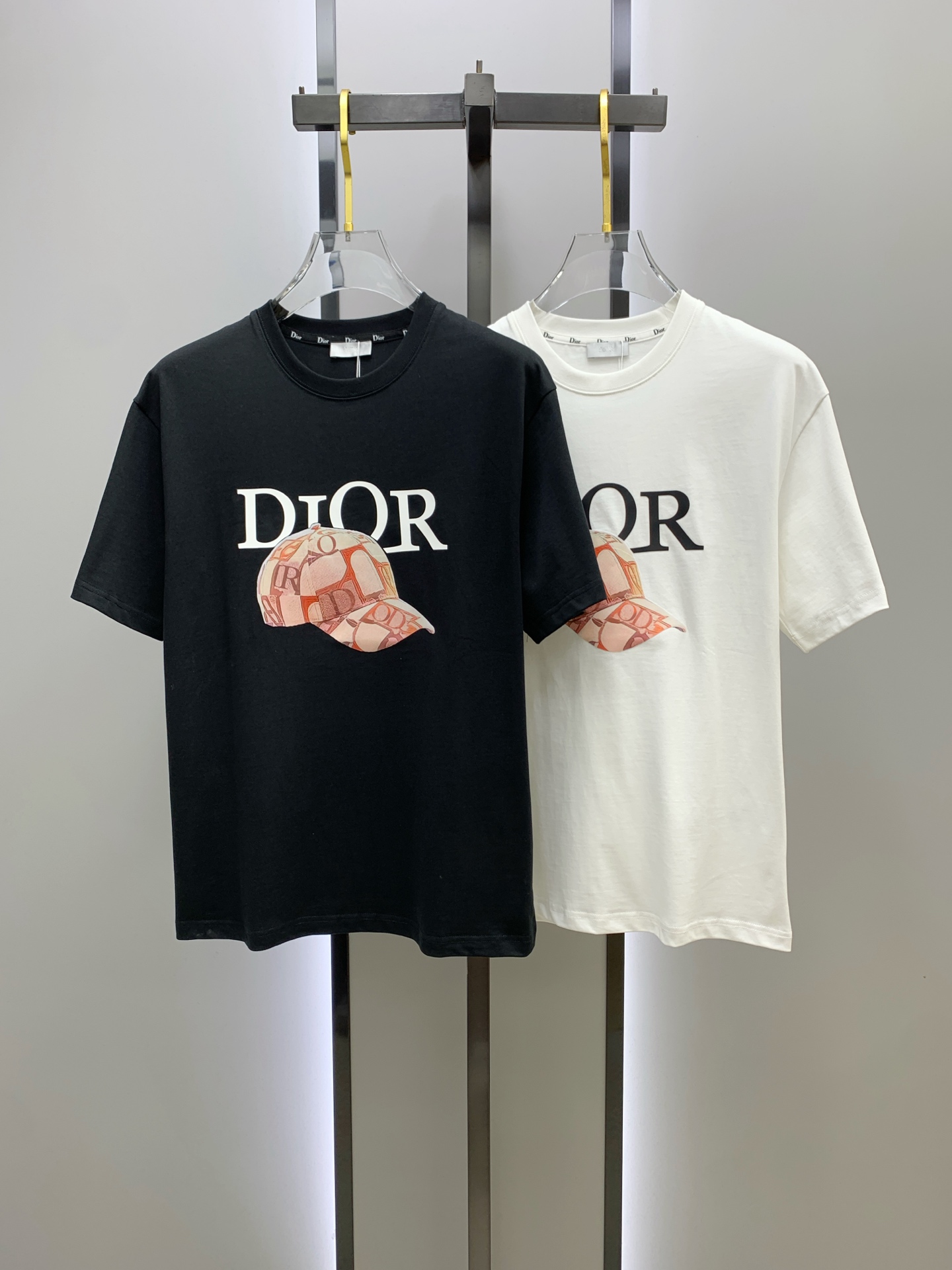 NO:479531,Dior's new summer short-sleeved T-shirt, the personalized art series exclusively released on the entire network. The versatile details are perfectly processed and pure cotton fabric is very exquisite. Original fabric. The same high-quality and comfortable hand feels very fashionable and personalized. A super versatile and beautiful style for men and women. The same color is black and white. The number of numbers M-3XL, dior, T-shirt,tees, t-shirt,alexander wang19860909迪奥夏季新款短袖T恤,个性艺术系列全网独家首发 百搭款细节处理完美纯棉面料十分精致 原版面料 网红明星同款高版本 高品质手感非常舒服 时尚又个性 超级百搭好看的一款男女同款颜色黑、白 码数M-3XL,,dior,T-shirt,tees，t-shirt,alexander wang,Men's clothing