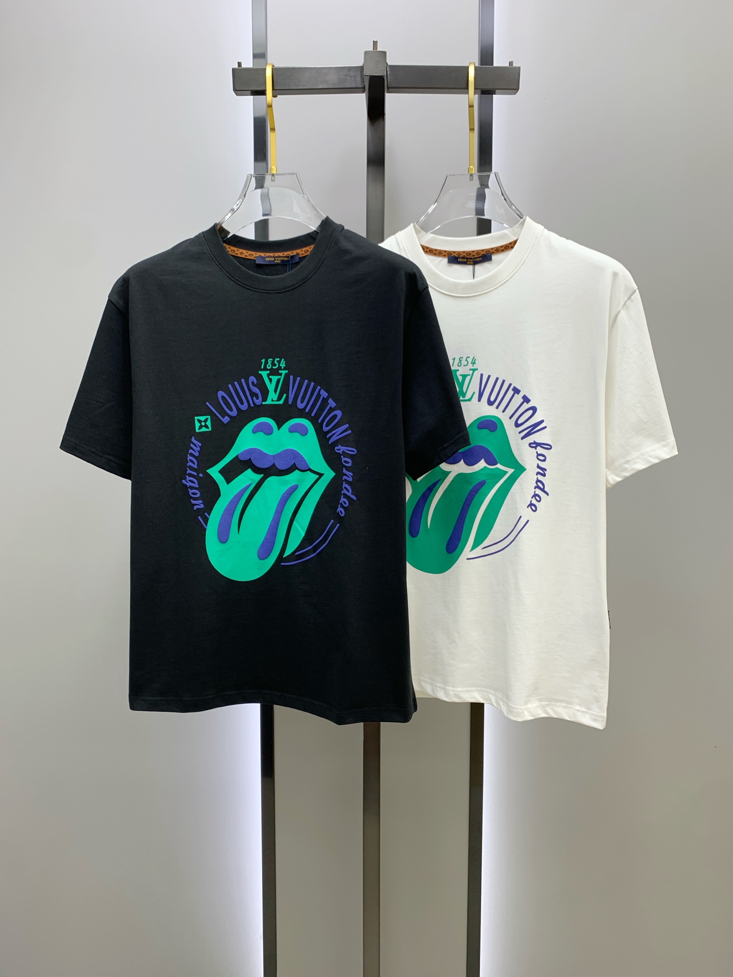 NO:479523,LV summer new short-sleeved T-shirt, personalized art series exclusively released on the entire network. The versatile details are perfectly processed and pure cotton fabric is very exquisite. Original fabric. The same high-quality and comfortable hand feels very fashionable and personalized. A super versatile and beautiful style for men and women. The same color is black and white. The number of numbers M-3XL, louis vuitton, T-shirt,tees, t-shirt,alexander wang19860909LV夏季新款短袖T恤,个性艺术系列全网独家首发 百搭款细节处理完美纯棉面料十分精致 原版面料 网红明星同款高版本 高品质手感非常舒服 时尚又个性 超级百搭好看的一款男女同款颜色黑、白 码数M-3XL,,louis vuitton,T-shirt,tees，t-shirt,alexander wang,Men's clothing