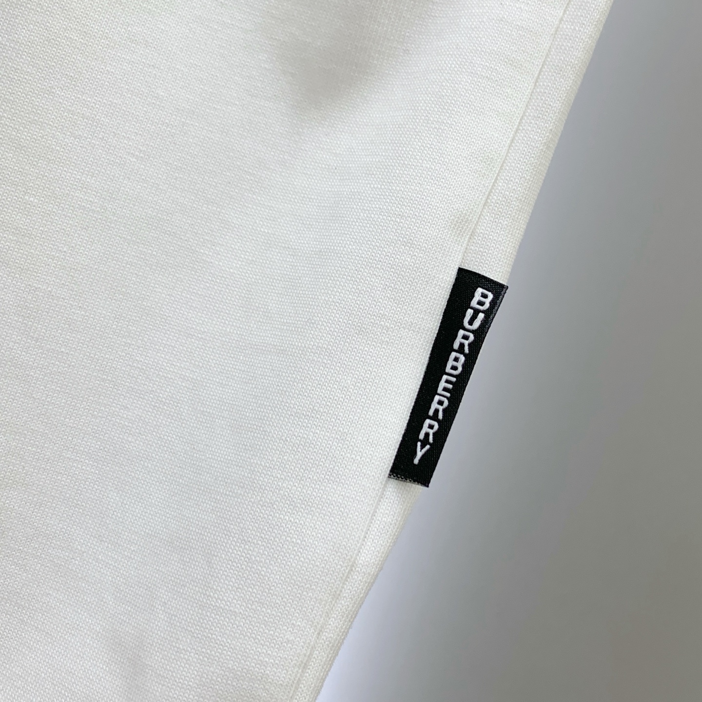 P巴宝莉2025夏季新款短袖T恤，个性艺术系列全网独家首发 百搭款细节处理完美纯棉面料十分精致 原版面料