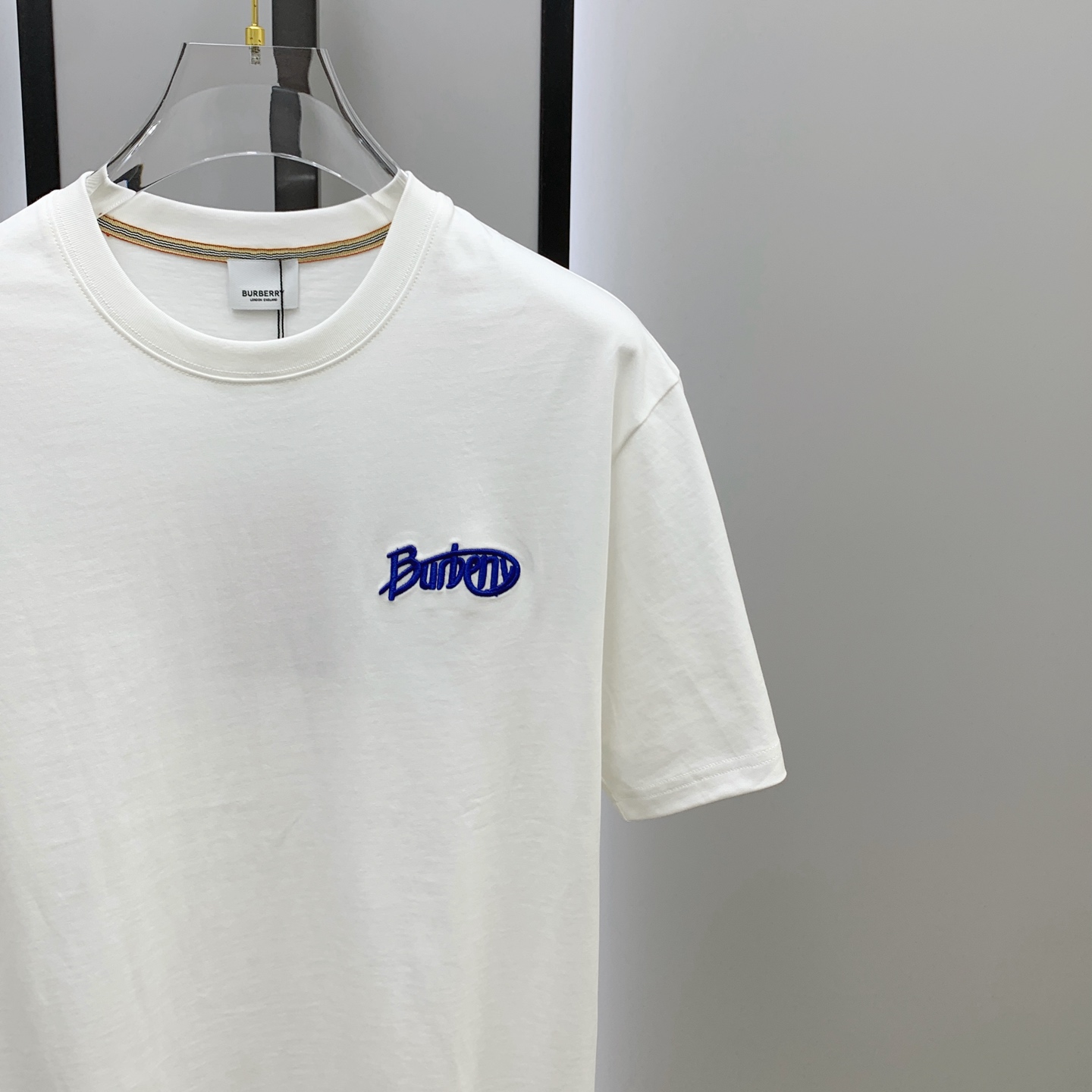 P巴宝莉2025夏季新款短袖T恤，个性艺术系列全网独家首发 百搭款细节处理完美纯棉面料十分精致 原版面料