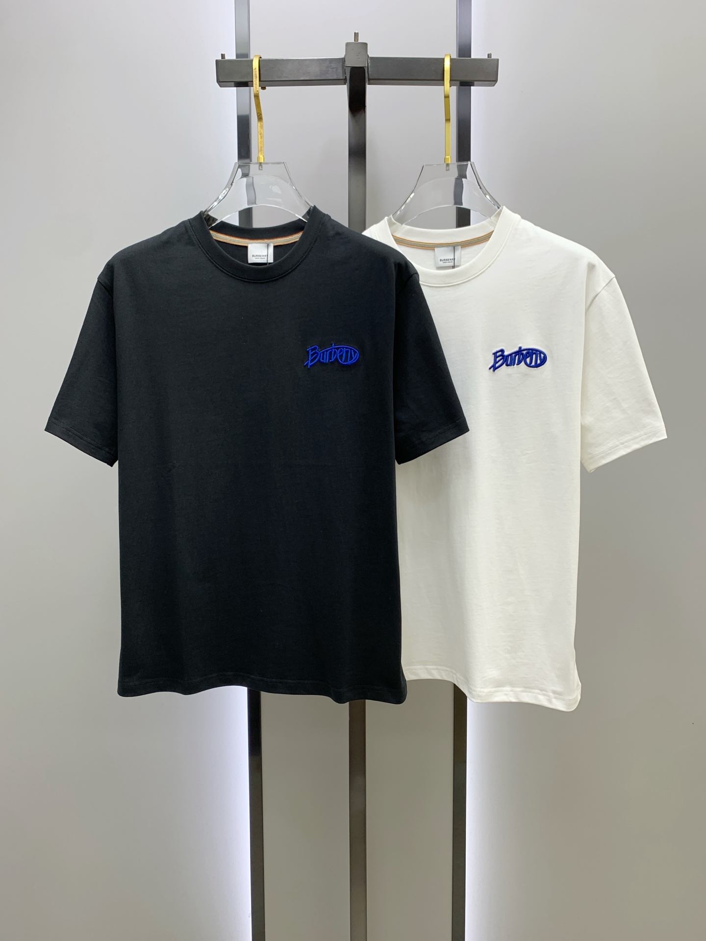 NO:479515,Burberry's new summer short-sleeved T-shirt, the personalized art series exclusively released on the entire network. The versatile details are perfectly processed and pure cotton fabric is very exquisite. Original fabric. The same high-quality and comfortable hand feels very fashionable and personalized. A super versatile and beautiful style for men and women. The same color is black and white. The number of numbers M-3XL, burberry, T-shirt,tees, t-shirt,alexander wang19860909巴宝莉夏季新款短袖T恤,个性艺术系列全网独家首发 百搭款细节处理完美纯棉面料十分精致 原版面料 网红明星同款高版本 高品质手感非常舒服 时尚又个性 超级百搭好看的一款男女同款颜色黑、白 码数M-3XL,,burberry,T-shirt,tees，t-shirt,alexander wang,Men's clothing