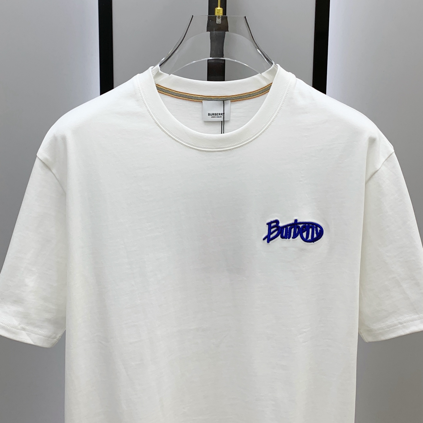 P巴宝莉2025夏季新款短袖T恤，个性艺术系列全网独家首发 百搭款细节处理完美纯棉面料十分精致 原版面料