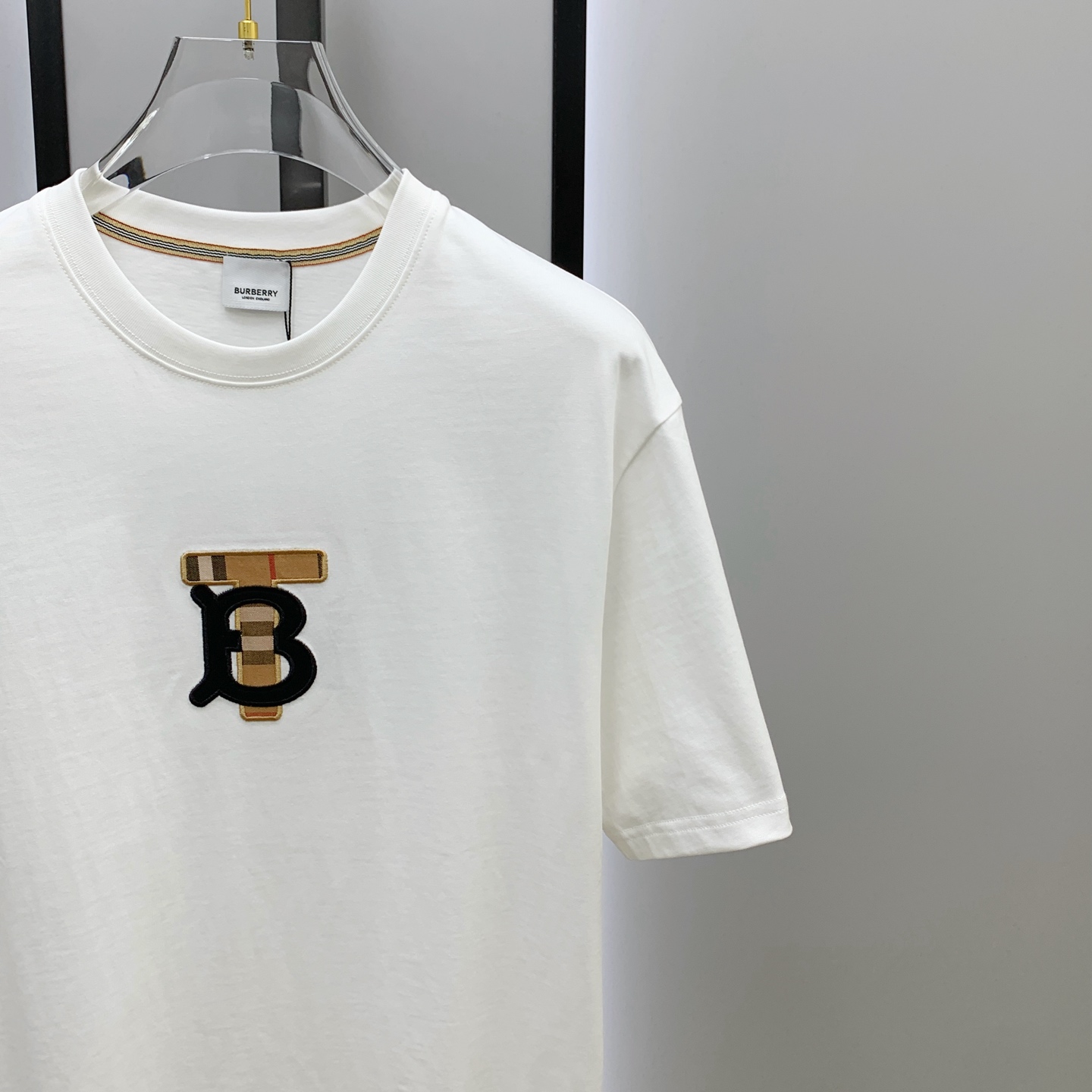 P巴宝莉2025夏季新款短袖T恤，个性艺术系列全网独家首发 百搭款细节处理完美纯棉面料十分精致 原版面料