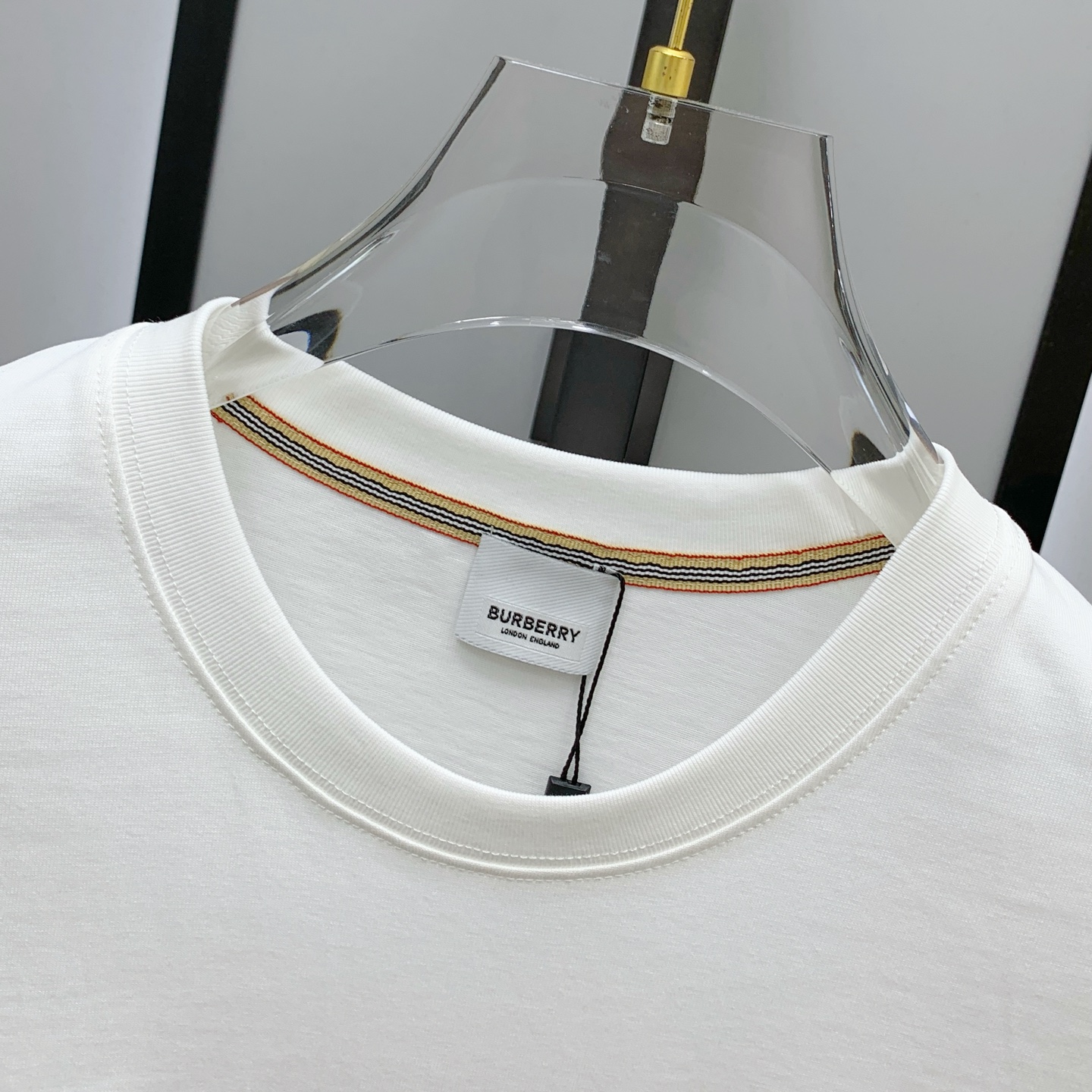 P巴宝莉2025夏季新款短袖T恤，个性艺术系列全网独家首发 百搭款细节处理完美纯棉面料十分精致 原版面料