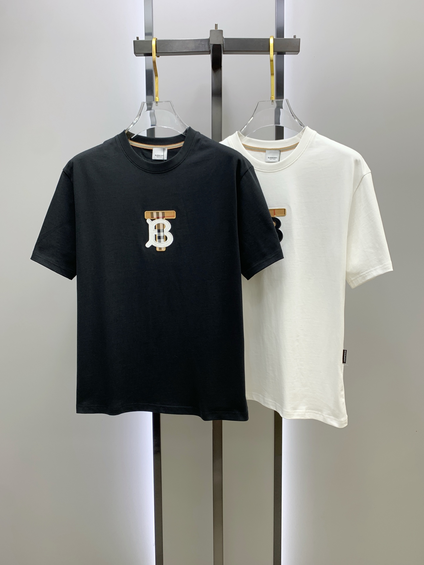 P巴宝莉2025夏季新款短袖T恤，个性艺术系列全网独家首发 百搭款细节处理完美纯棉面料十分精致 原版面料