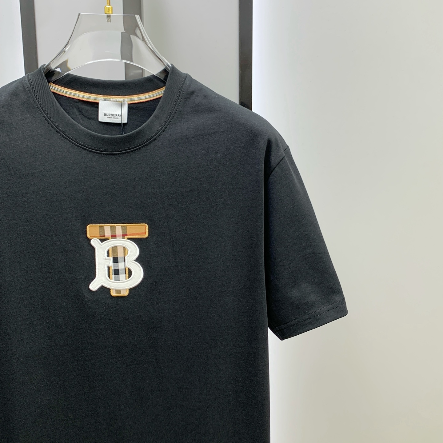 P巴宝莉2025夏季新款短袖T恤，个性艺术系列全网独家首发 百搭款细节处理完美纯棉面料十分精致 原版面料