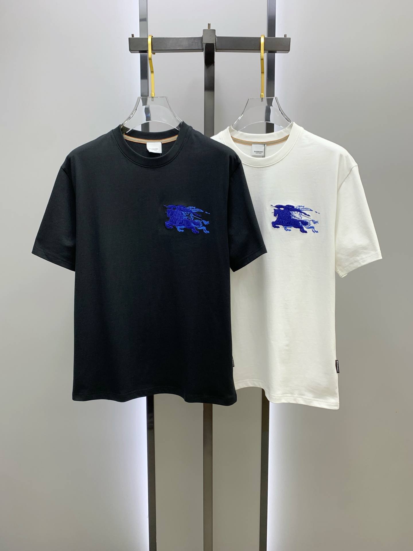 NO:439310,Burberry's new short-sleeved T-shirt in summer 2025, the personalized art series exclusively released on the entire network. The versatile details are perfectly processed and pure cotton fabric is very exquisite. Original fabric. The same high-quality and comfortable hand feels very fashionable and personalized. A super versatile and beautiful style for men and women. The same color is black and white. M-3XL, burberry, T-shirt,tees, t-shirt,alexander wang19860909巴宝莉2025夏季新款短袖T恤,个性艺术系列全网独家首发 百搭款细节处理完美纯棉面料十分精致 原版面料 网红明星同款高版本 高品质手感非常舒服 时尚又个性 超级百搭好看的一款男女同款颜色黑、白 码数M-3XL,,burberry,T-shirt,tees，t-shirt,alexander wang,Men's clothing